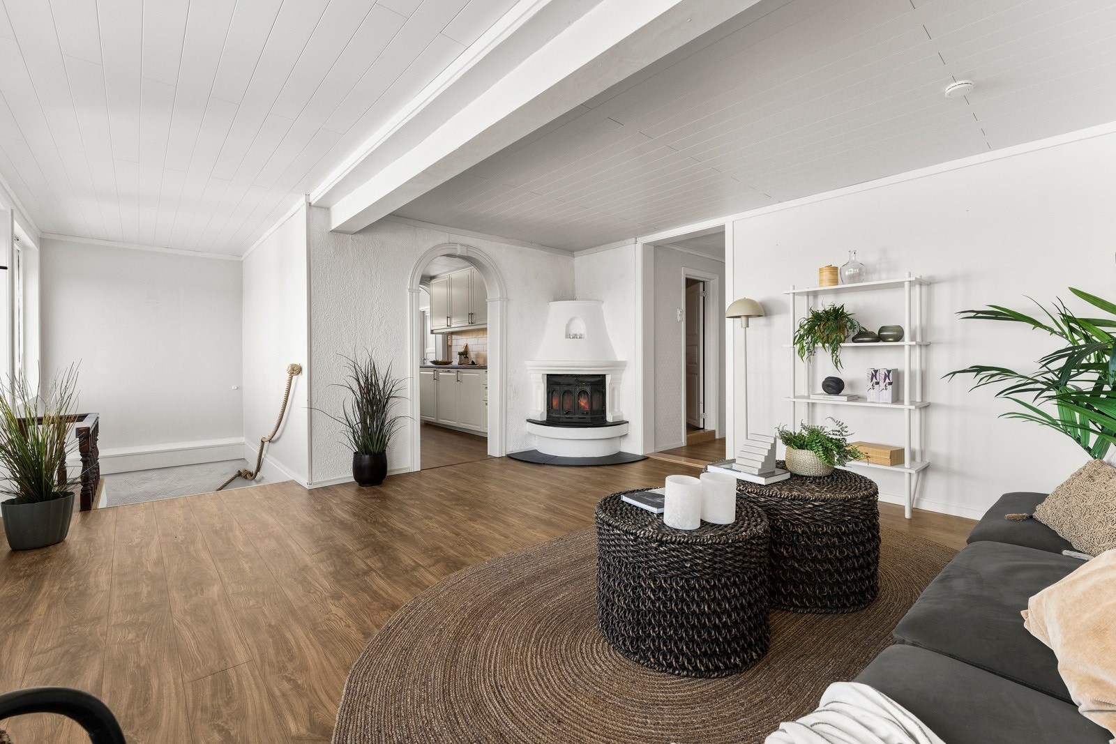 Det er ildsted i hjørnet for god oppvarming. Galleribilde