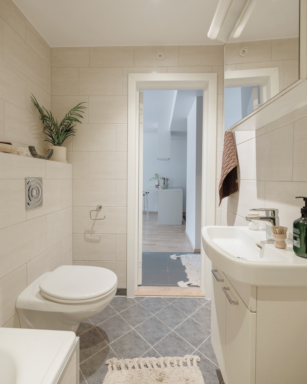 Lyst baderom med flislagte overflater. Galleribilde