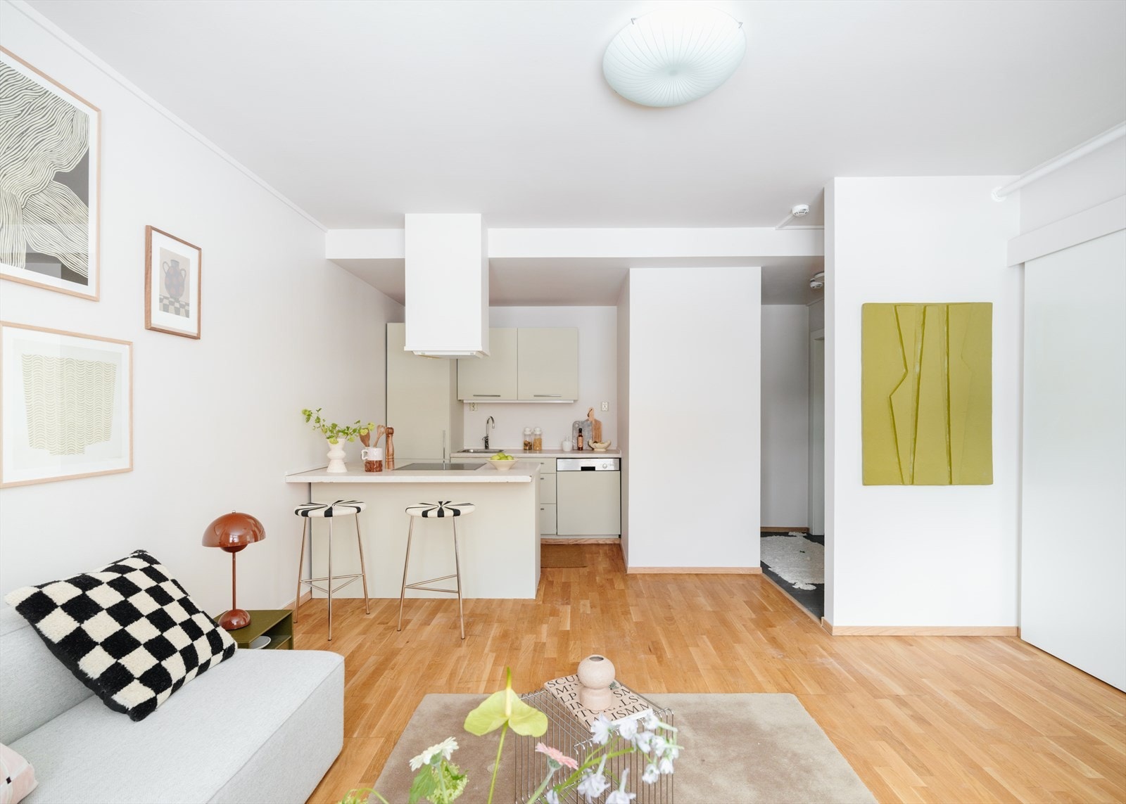 Praktisk spiseløsning på kjøkkenøyen utnytter plassen til det fulle. Galleribilde