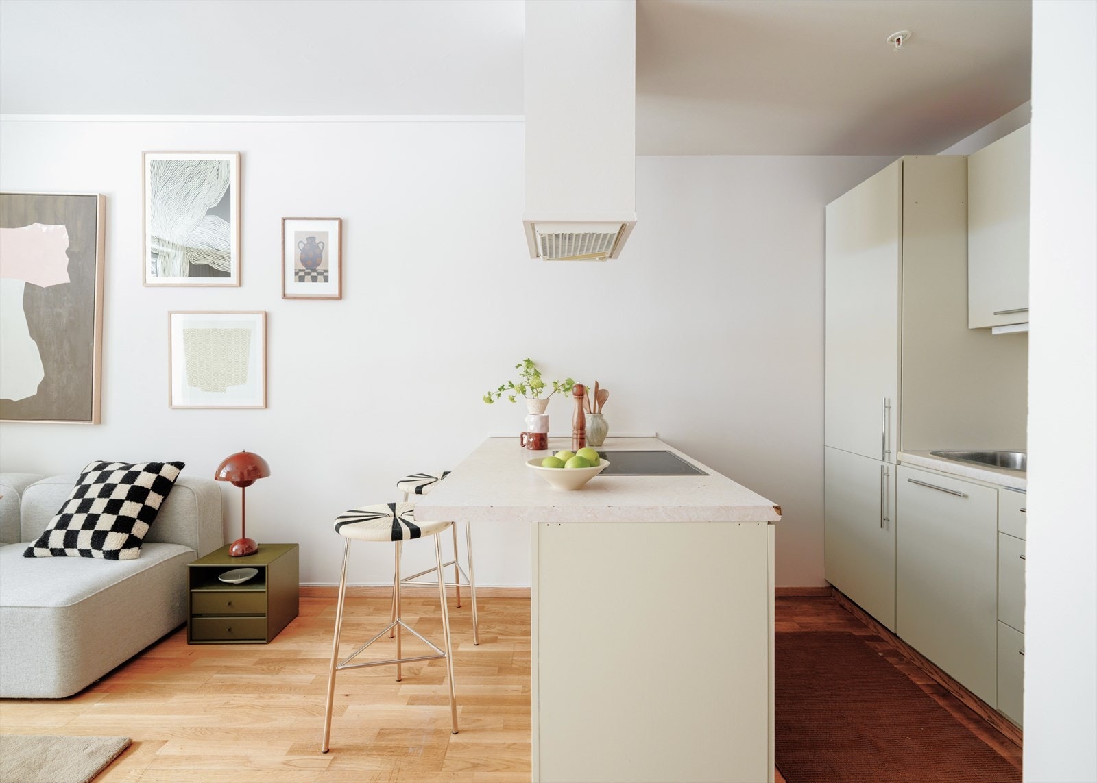 Det er avtrekk via sentralt avtrekksanlegg i bygget. Galleribilde