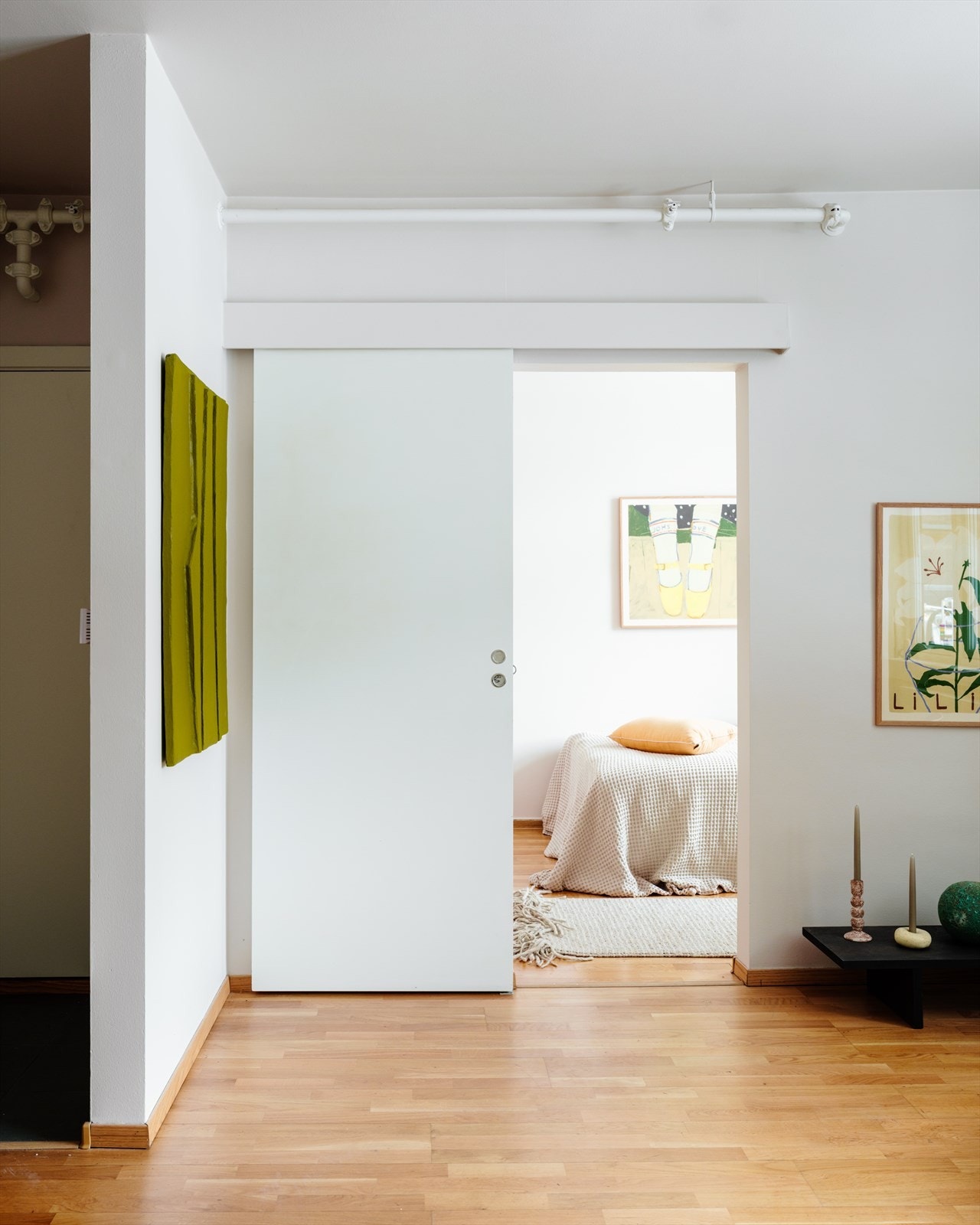 Skyvedøren utgjør en pratisk og arealeffektiv løsning for å ikke ta av gulvaralet på hverken stue eller soverom. Galleribilde