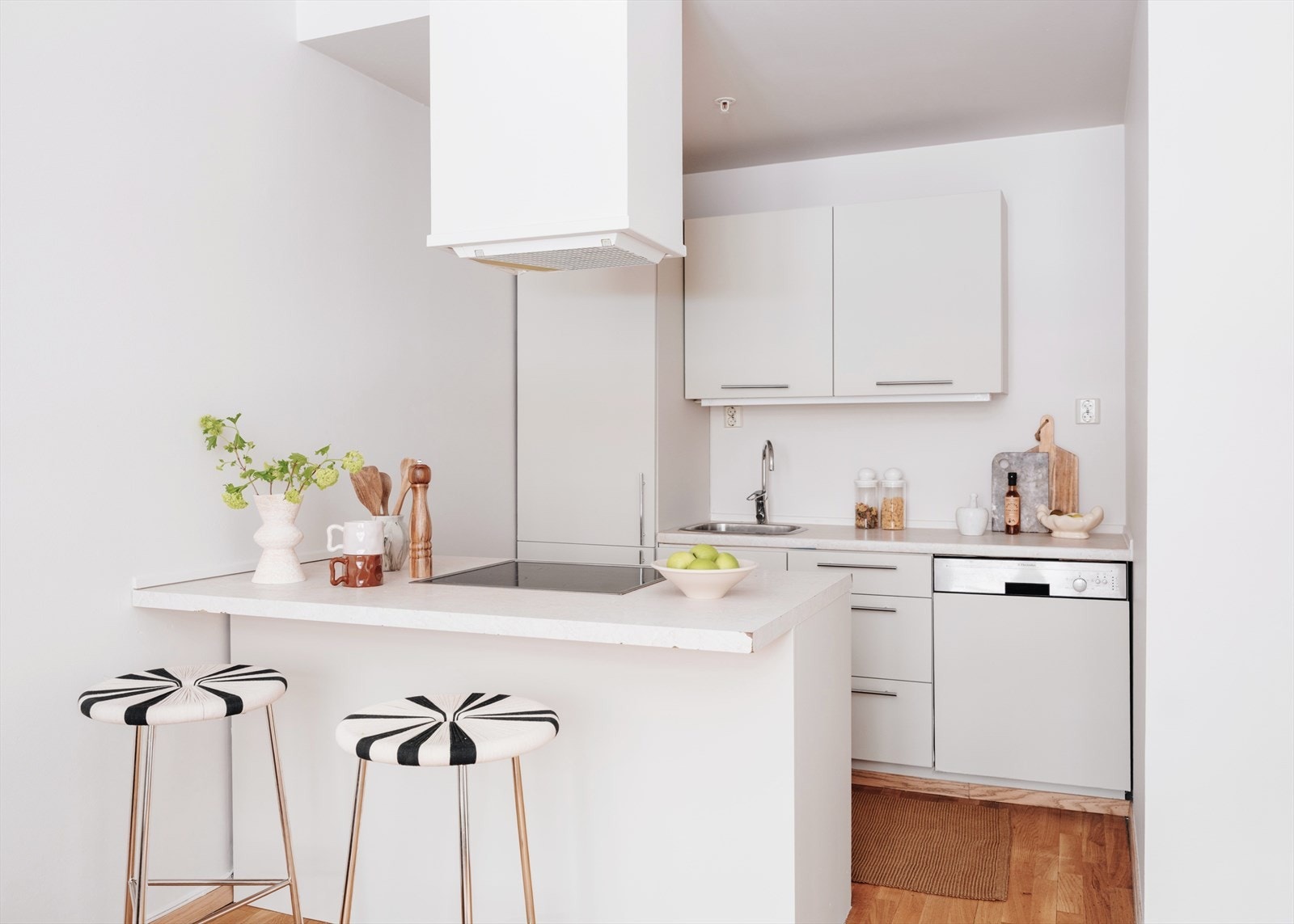 Lyst og smart kjøkken med integrerte hvitevarer. Galleribilde