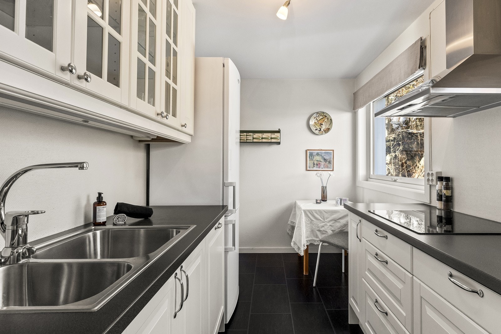 Innredningen har laminat benkeplate og frittstående og medfølgende kombi kjøl/frys skap. Galleribilde