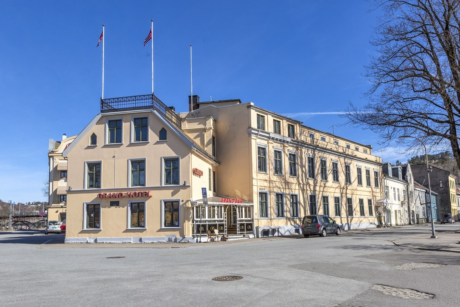 Det er flere restauranter, puber og utesteder over på den travle sydsiden. Galleribilde