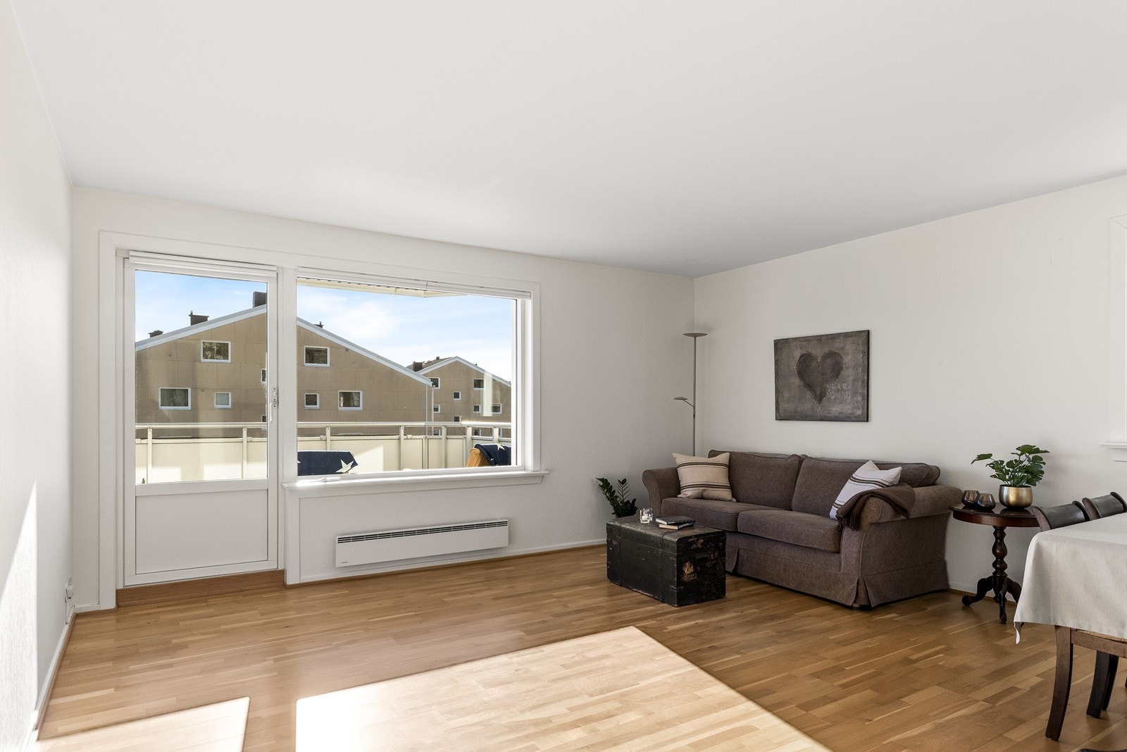 Lys og god stueavdeling med god plass til både spisestue og sofaseksjon Galleribilde