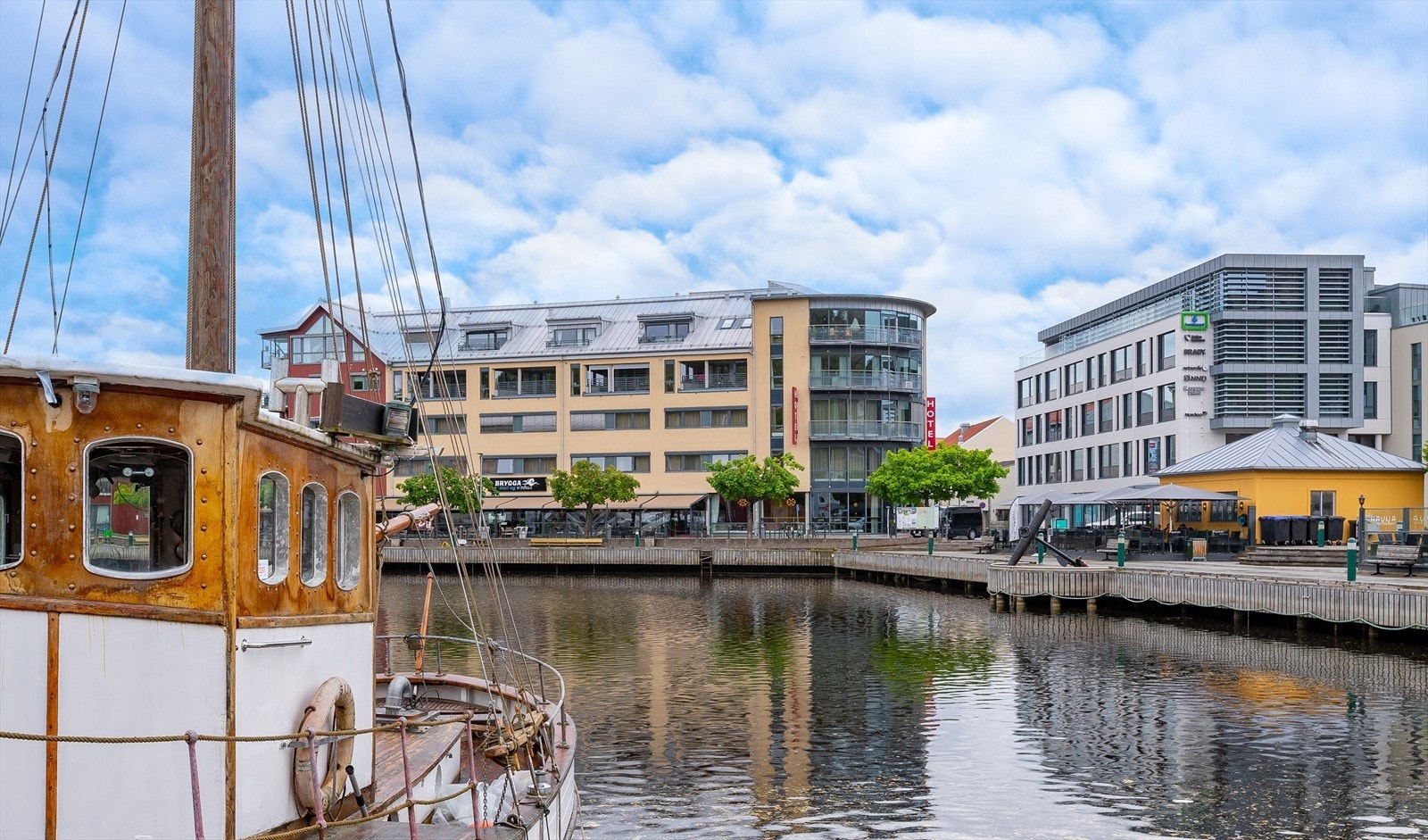 Langs bryggepromenaden finner flere spise- og utesteder, og i sommerhalvåret er det stor aktivitet her. Galleribilde