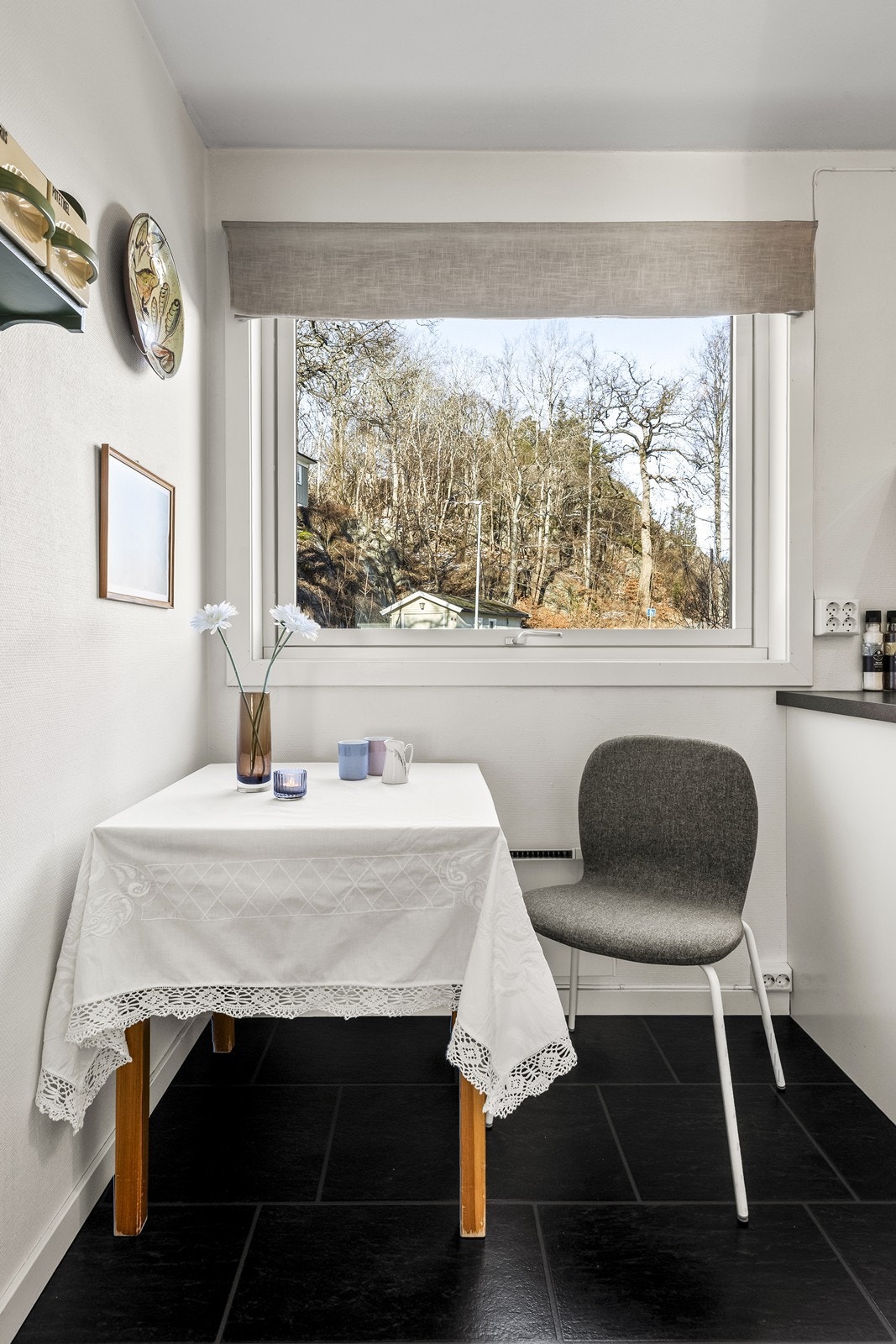 Spiseplass på kjøkkenet for hverdagsmåltider Galleribilde