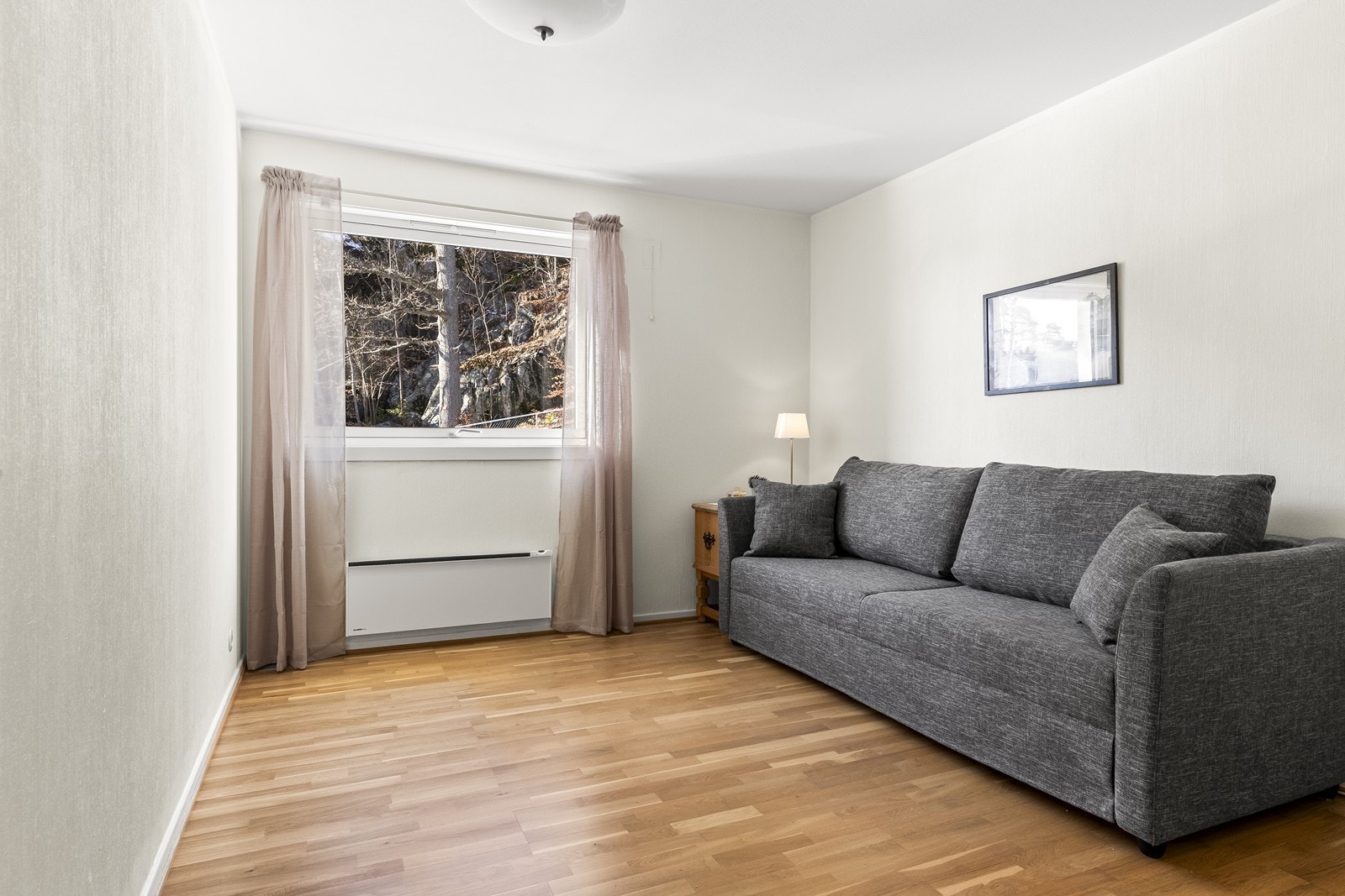 Lyst hovedsoverom med flere garderobeskap Galleribilde