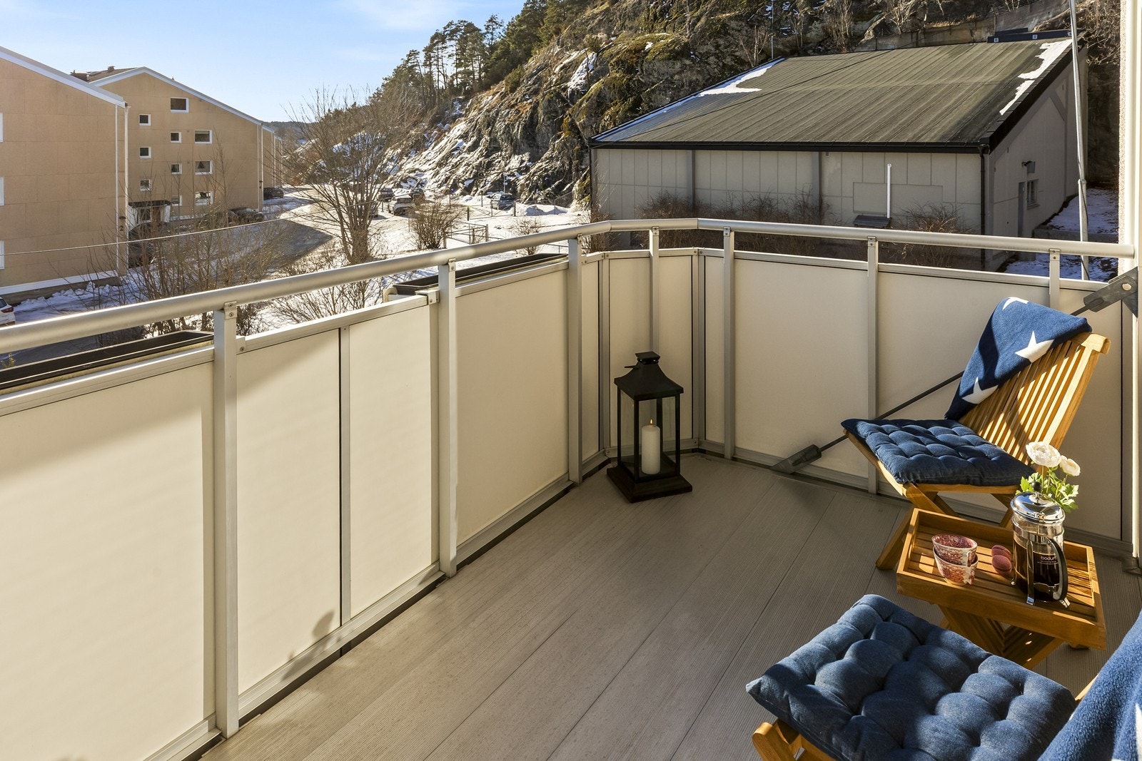 Balkongen har relativt lite innsyn og ligger godt opp fra bakkenivå Galleribilde