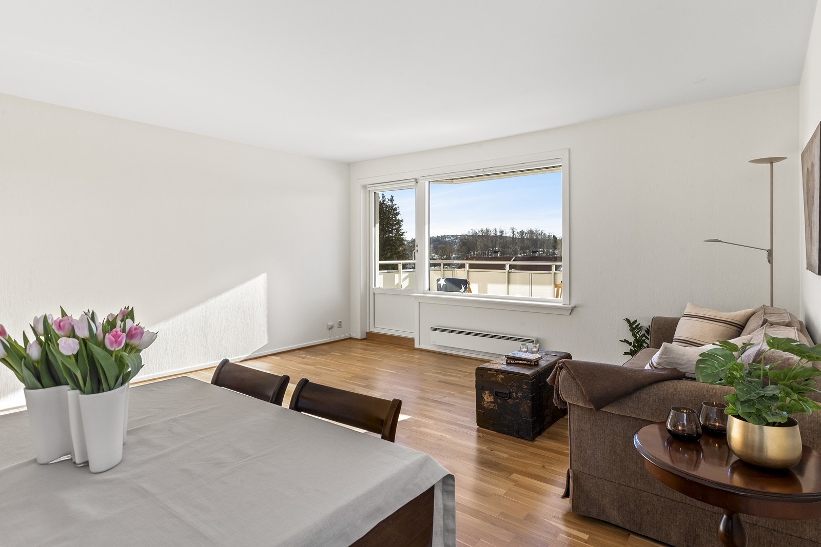 Fra stuen har du direkte utgang til en solrik balkong Galleribilde