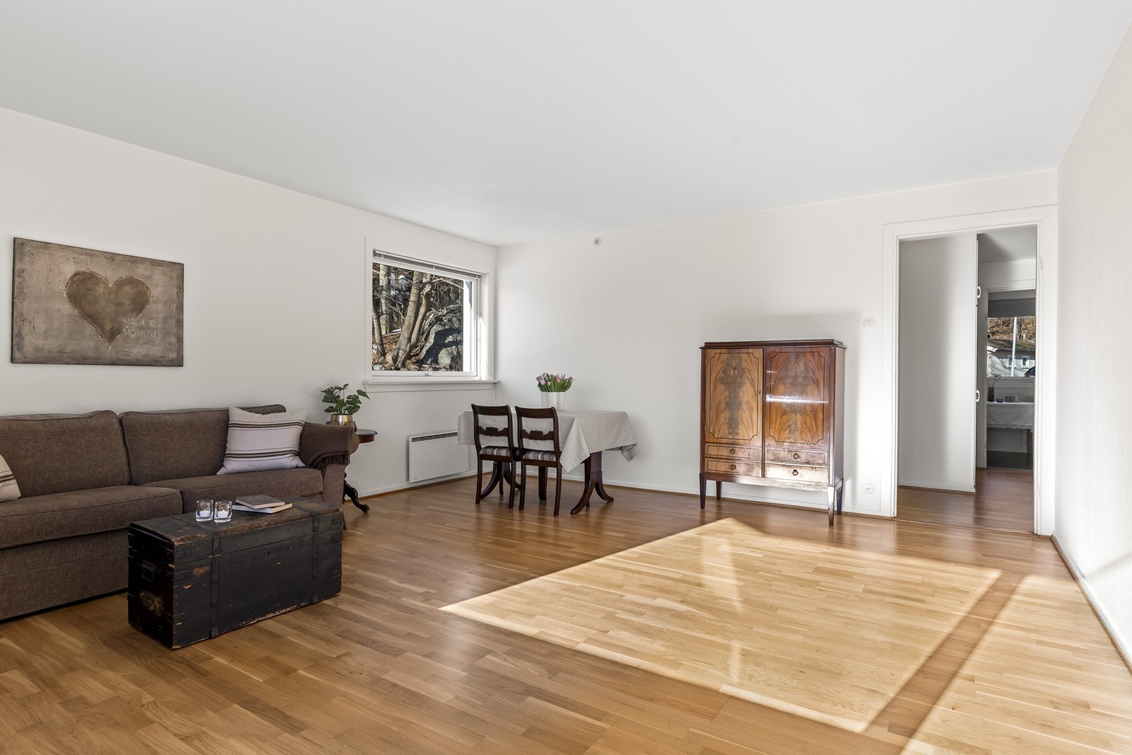 Det er vinduer på 2 sider slik at stuen har gode lysforhold Galleribilde