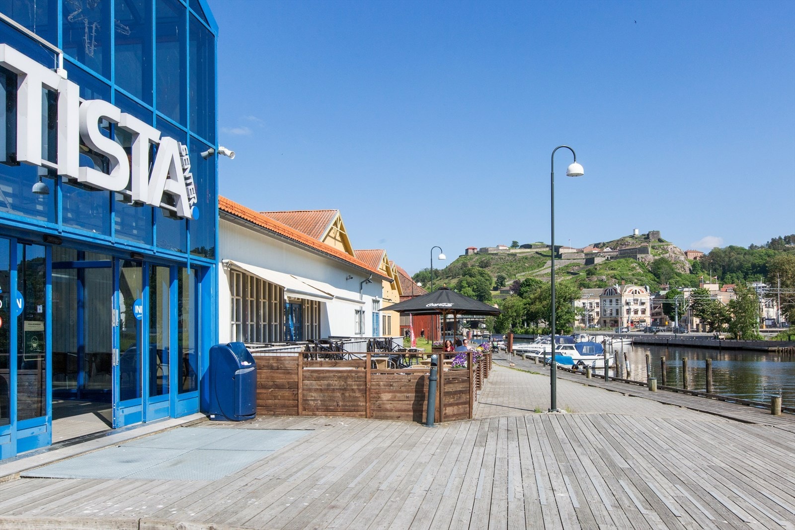 En kort gåtur unna ligge byens populære Tista senter med et mangfold av butikker, restauranter og cafeer Galleribilde