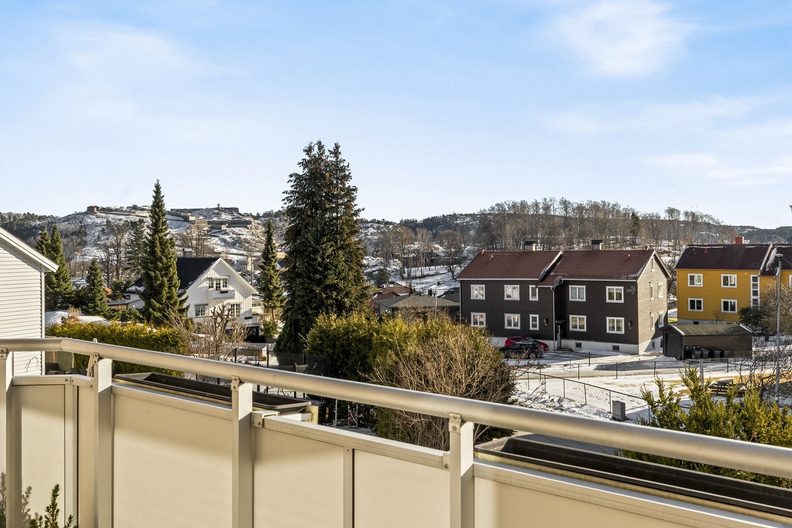 Fra leiligheten har du en nydelig utsikt mot historiske Fredriksten festning, og Rødsfjellet som skinner i sola Galleribilde