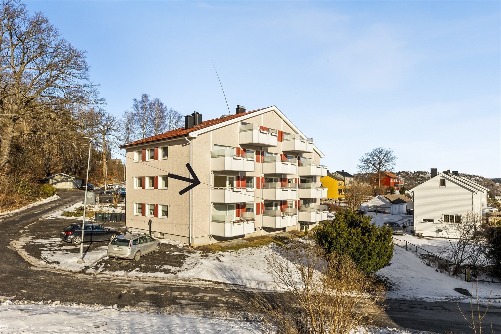 Borettslaget ligger stille og rolig i enden av en blindvei på feltet med fantastisk utsikt Galleribilde