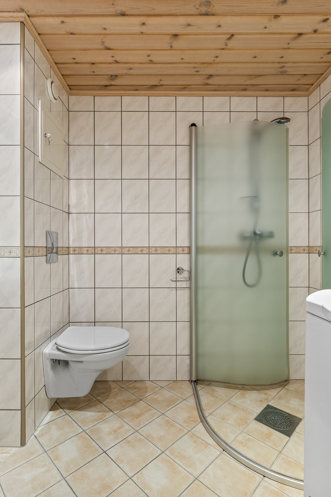 Badet har dusjnisje og opplegg til vaskemaskin Galleribilde