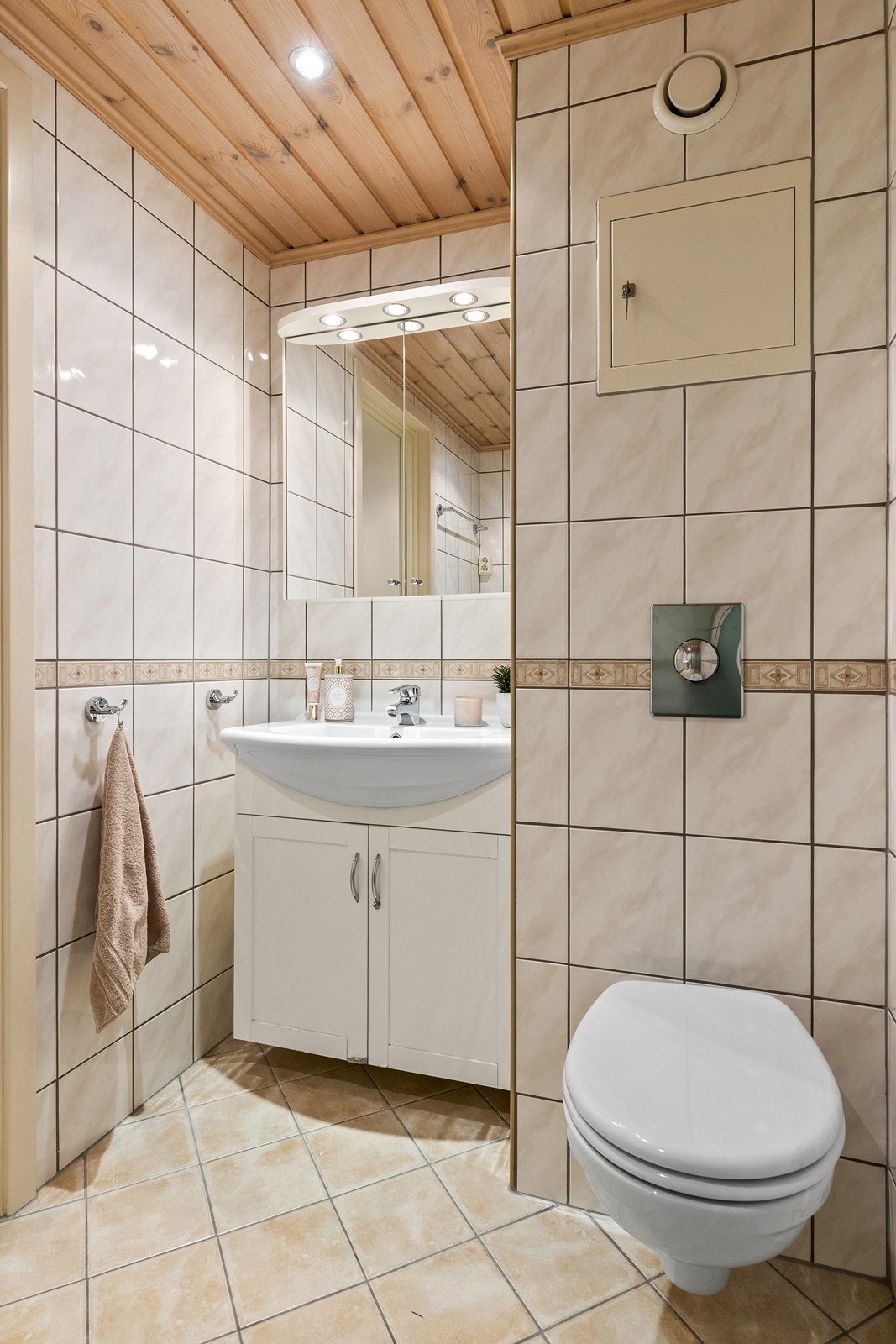 Helfliset baderom med underliggende varmekabler og vegghengt toalett Galleribilde