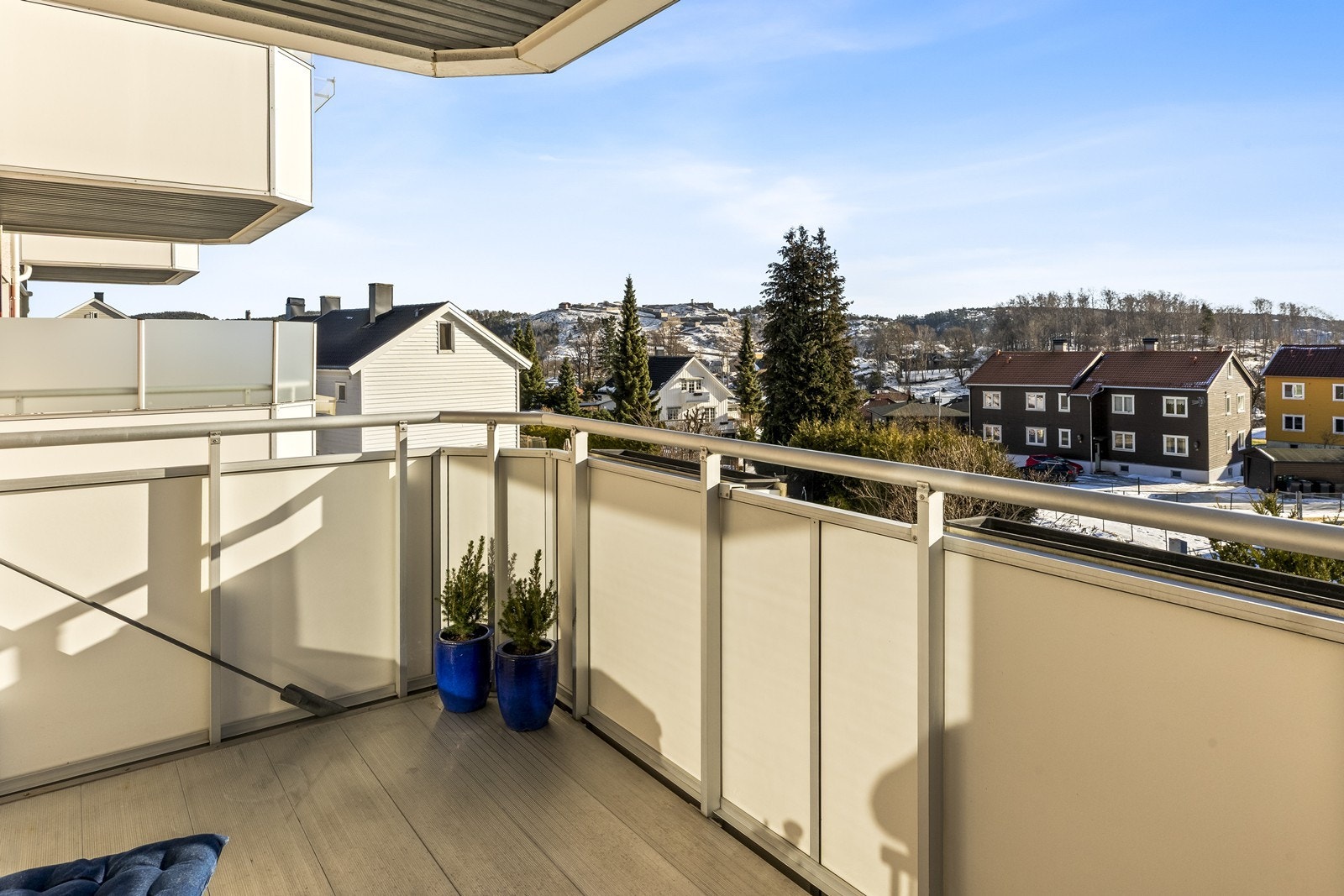 Solrik balkong med fin utsikt og plass til utemøblement Galleribilde