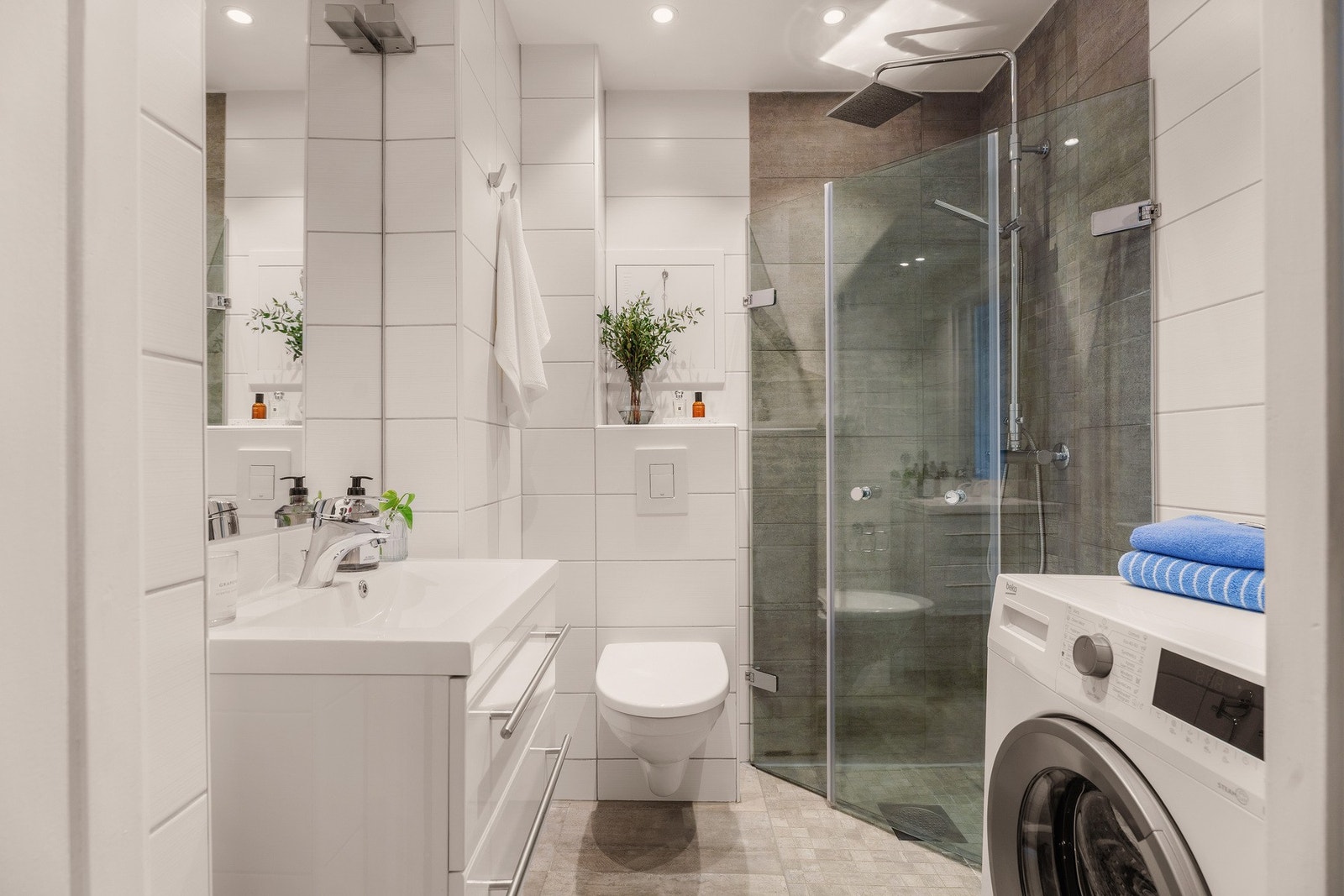 Flislagt bad fra 2013 med gulvvarme og delikate, tidløse overflater. Det er opplegg for vaskemaskin. Galleribilde