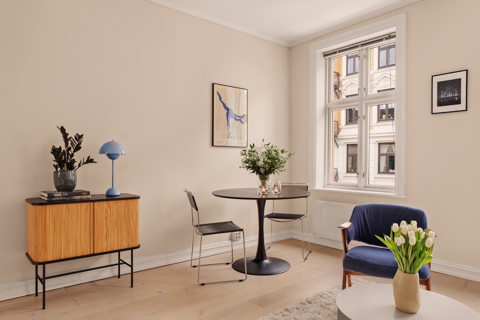 Stuen fremstår som et sosialt samlingspunkt, med god plass til spisebord. Galleribilde