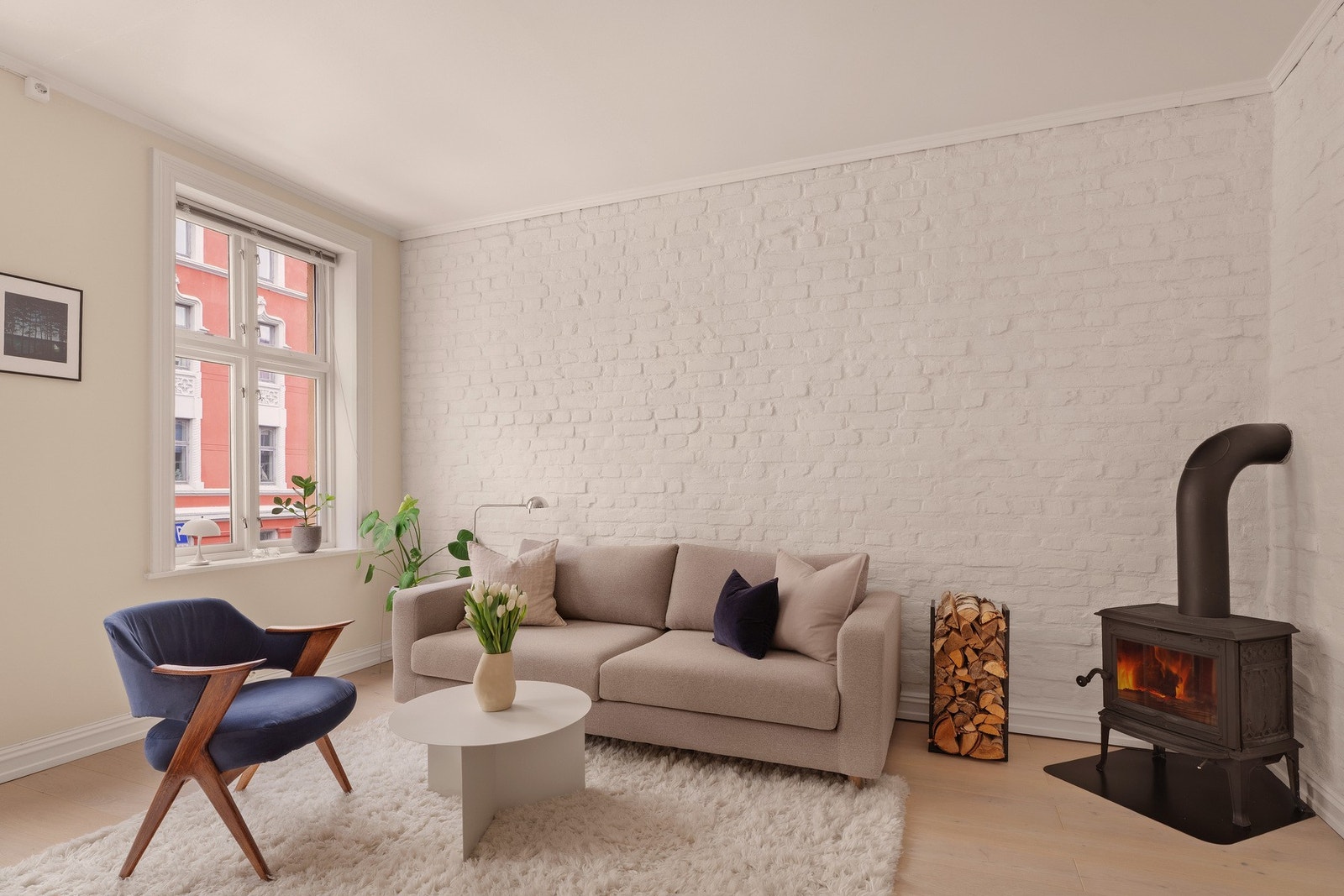 Leiligheten oppleves romslig med god takhøyde (ca. 2,7 m), store vindusflater og en hyggelig peis som skaper en varm atmosfære. Galleribilde