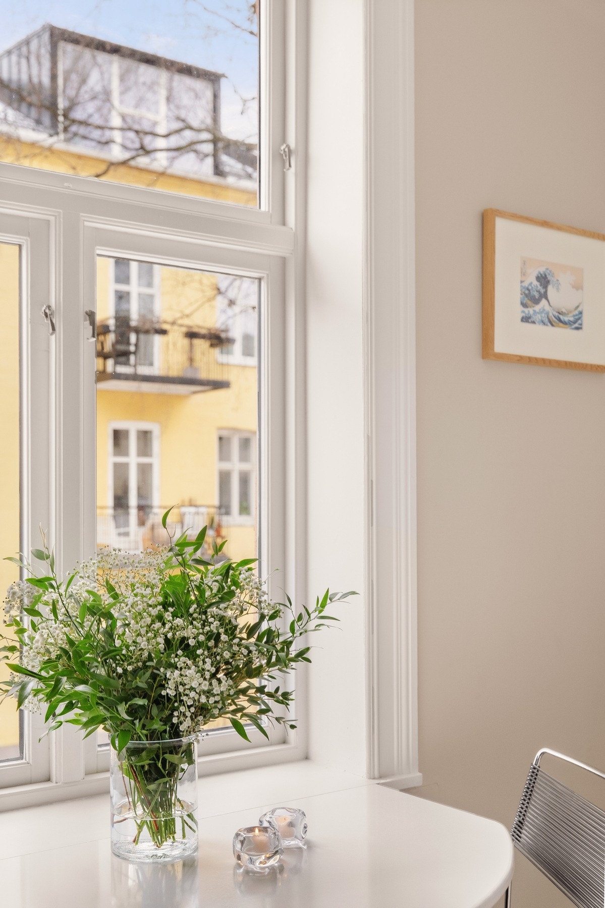 Dette gir en hyggelig og plassbesparende spiseplass med utsyn mot grønne omgivelser. Galleribilde