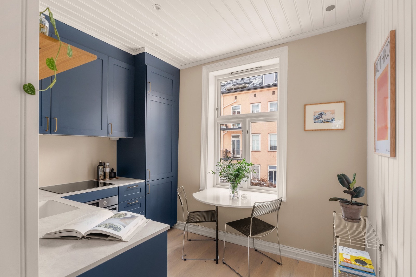 Her får du en lekker og gjennomgående 2-roms leilighet av meget god standard. Galleribilde