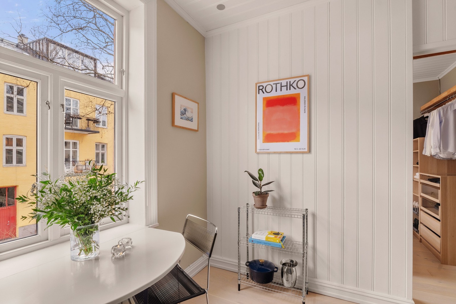 Ved vinduet er det etablert et snekkerbygd foldebord. Galleribilde