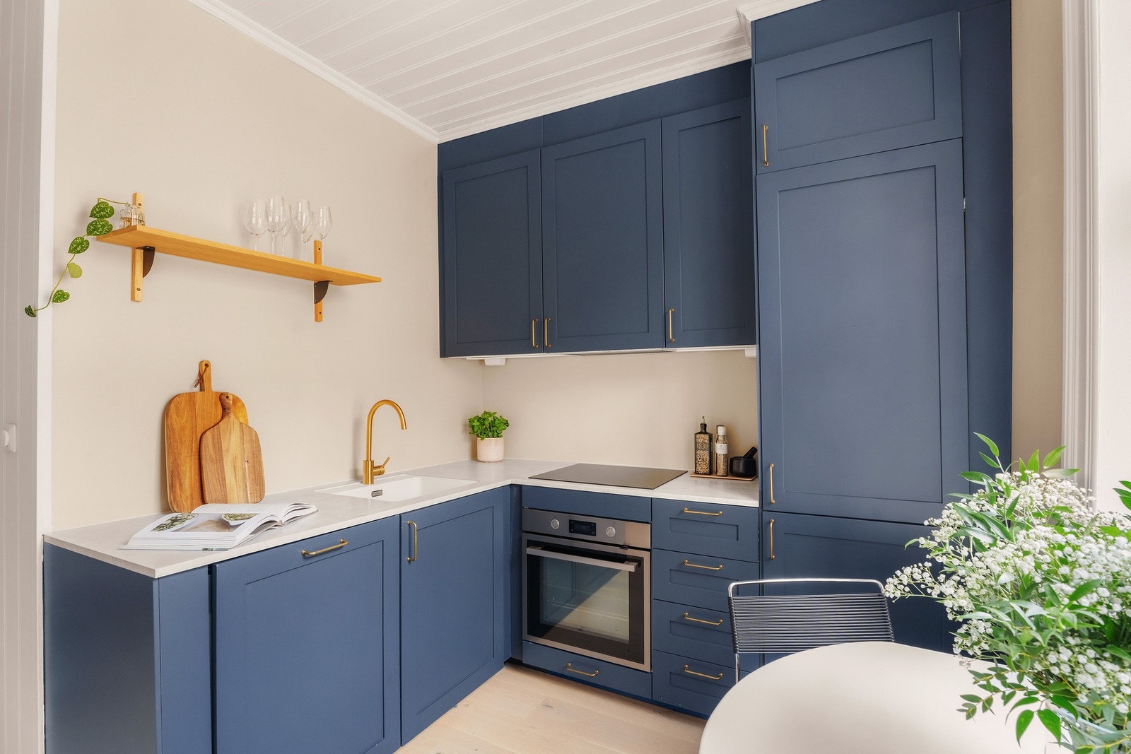 Kjøkkenet er fra 2020 med profilerte Noremax Classic Style-fronter, samt laminert benkeplate levert av Sigdal. Galleribilde