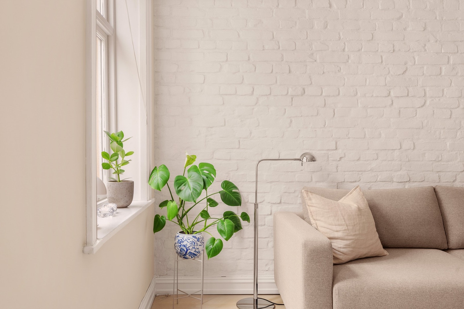 Stuen byr på flotte detaljer som enstavs eikeparkett og vegg med pusset og malt mur. Galleribilde