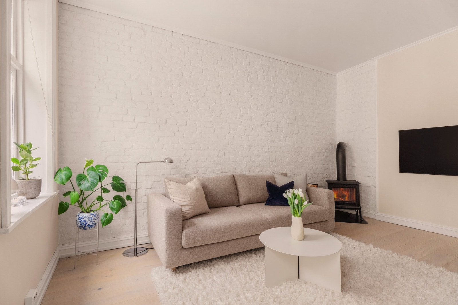 Det er god plass til en større sofagruppe. Peisen varmer godt på de kaldere årstidene. Galleribilde