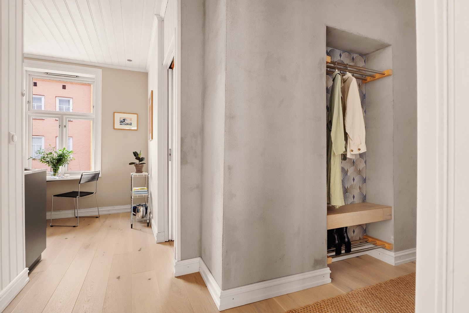 Praktisk, åpen garderobeløsning integrert i nisje med oppheng, hylle og skohylle gir god oppbevaringsplass. Galleribilde