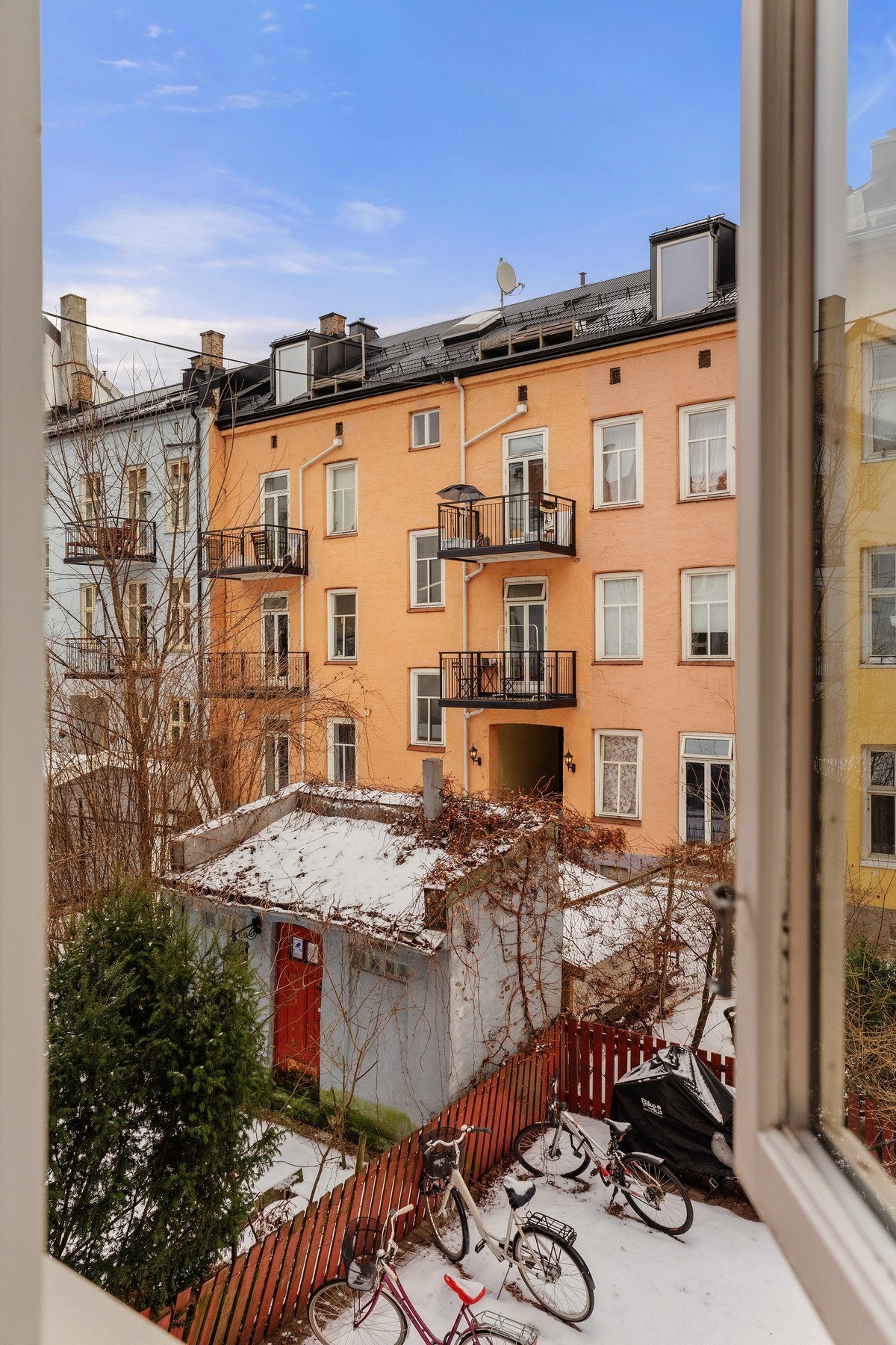 Hyggelig utsyn mot fargerike bygårder i bakgården. Galleribilde