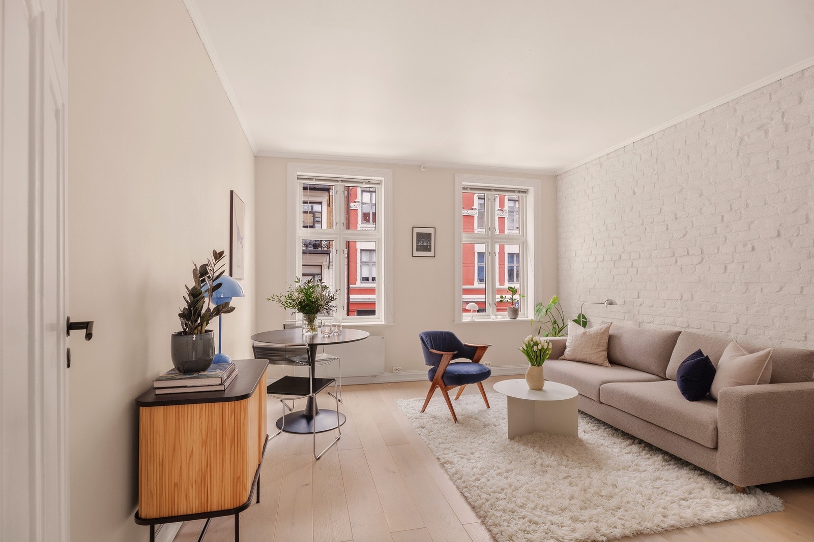 De store vindusflatene slipper inn rikelig med dagslys. Galleribilde