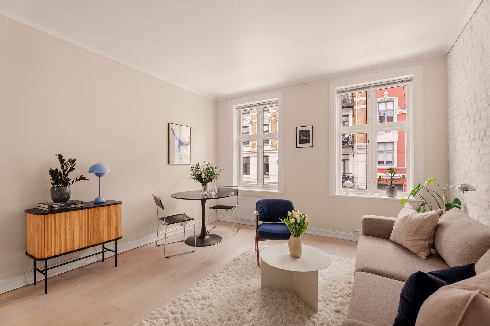 Stuen er av meget god størrelse, med flere møbleringsmuligheter. Galleribilde