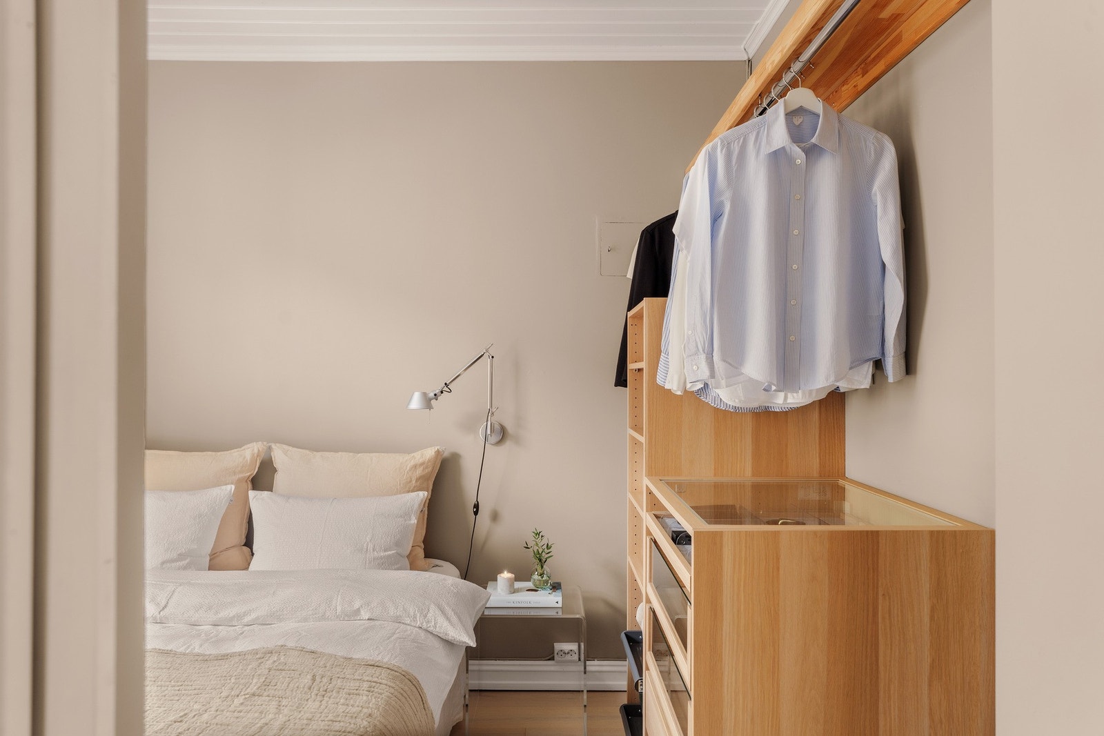 Lunt og harmonisk soverom av svært god størrelse. Rommet vender ut mot rolig bakgård. Galleribilde