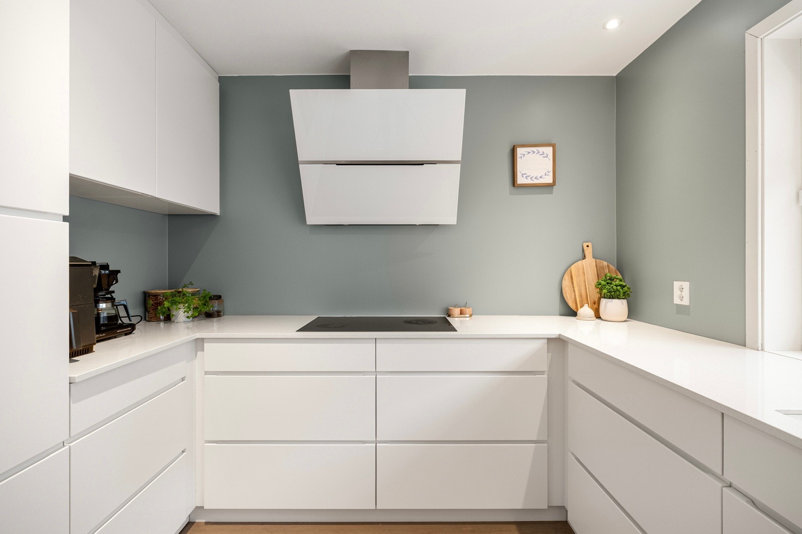 Kjøkkenventilator med direkte avtrekk bidrar til effektiv ventilasjon og god luftkvalitet. Galleribilde