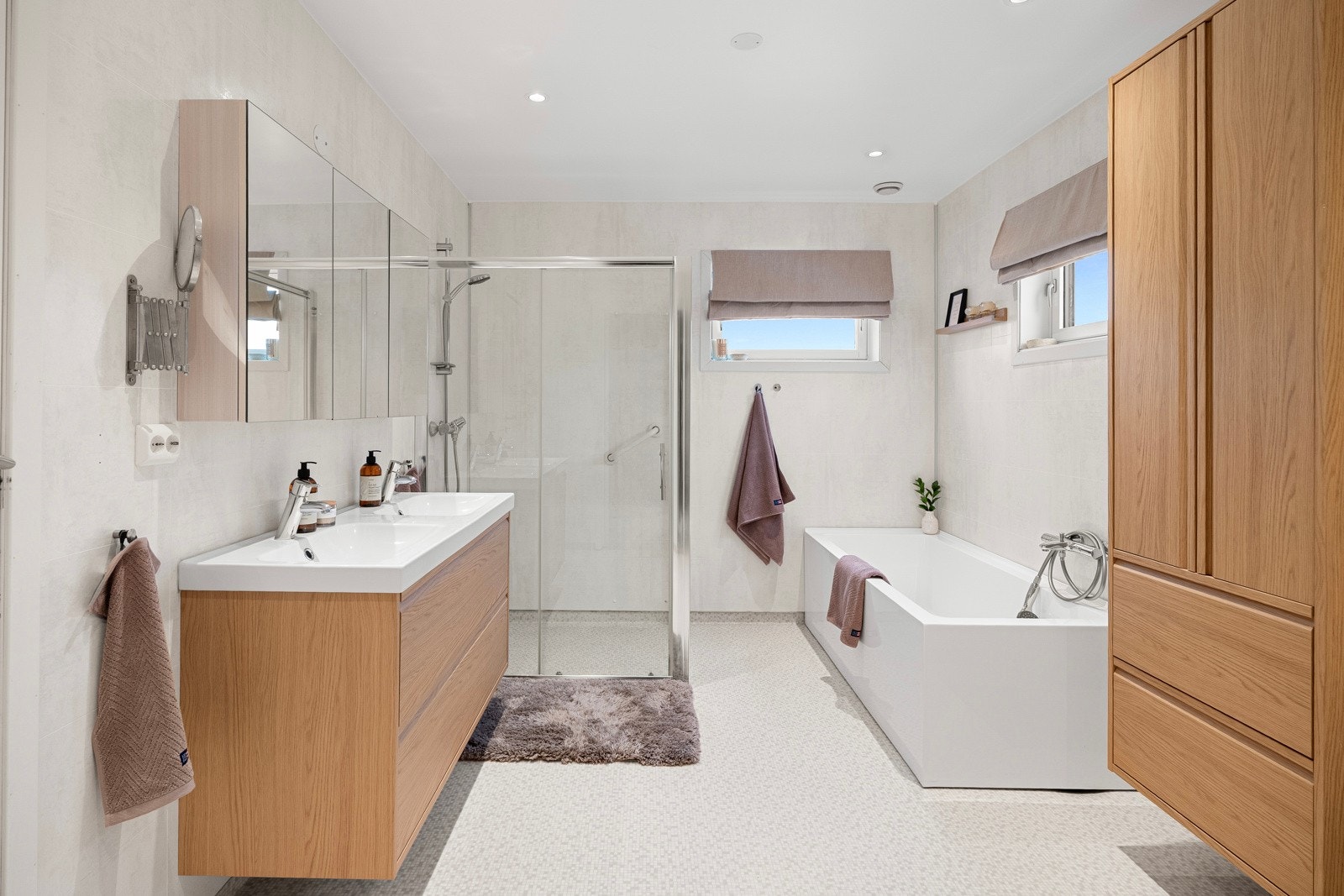 Boligen har tre bad fordelt over etasjene. Galleribilde