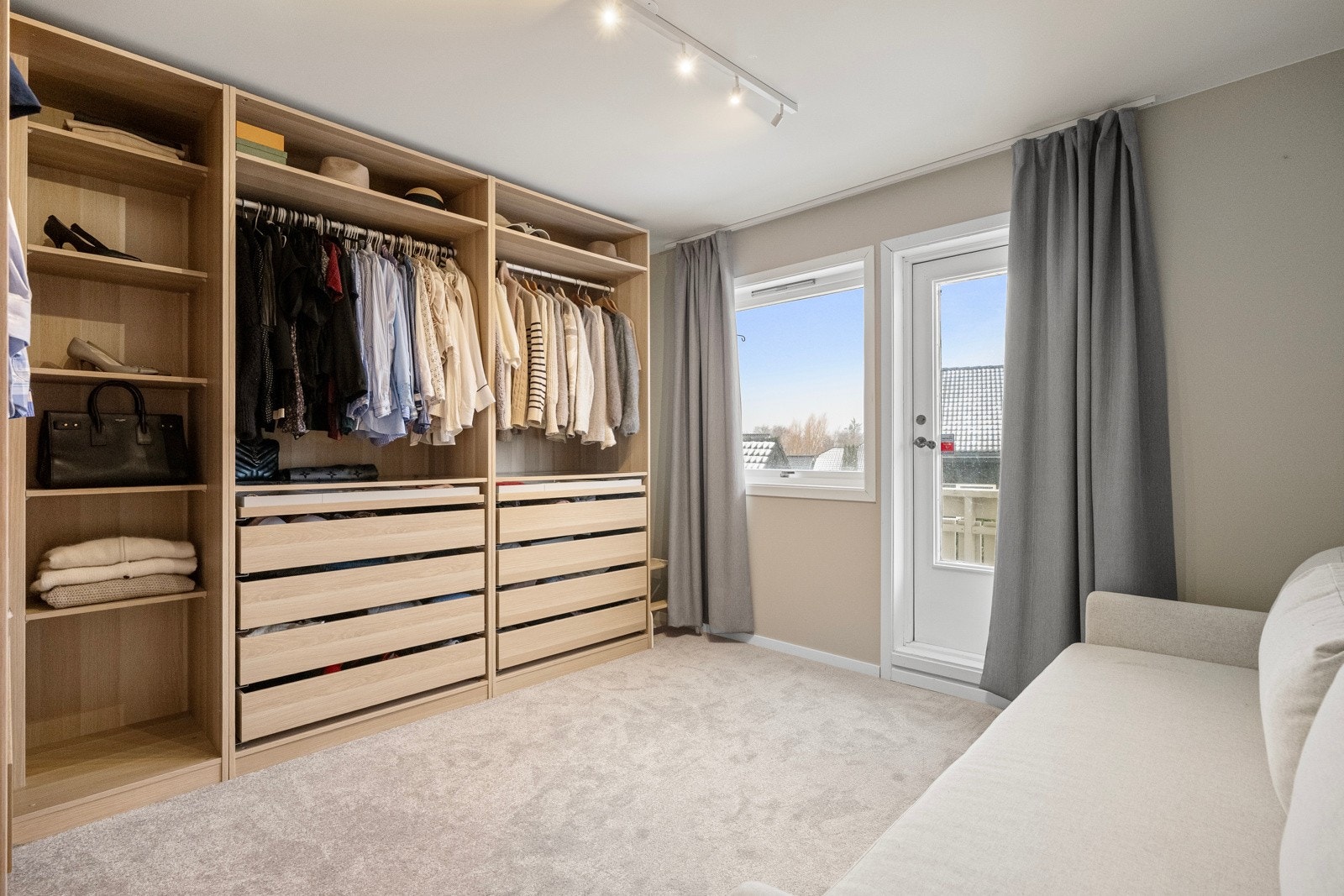 Et av soverommene brukes i dag som walk-in closet, og gir en praktisk og romslig garderobeløsning. Galleribilde