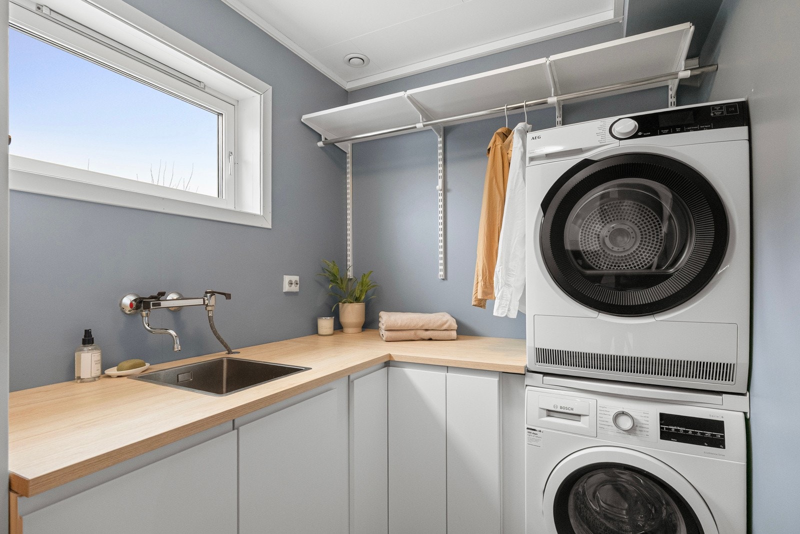 Vaskerommet ligger i første etasje og er i tilknytning til hoveddelen av boligen. Galleribilde