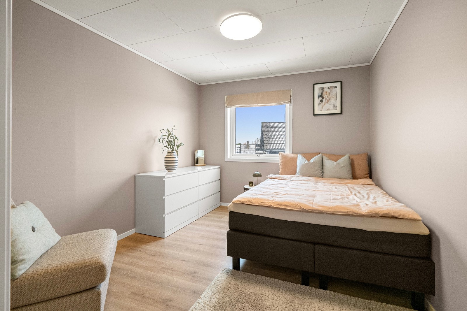 I første etasje er det to romslige soverom med plass til både seng og oppbevaringsløsninger. Galleribilde