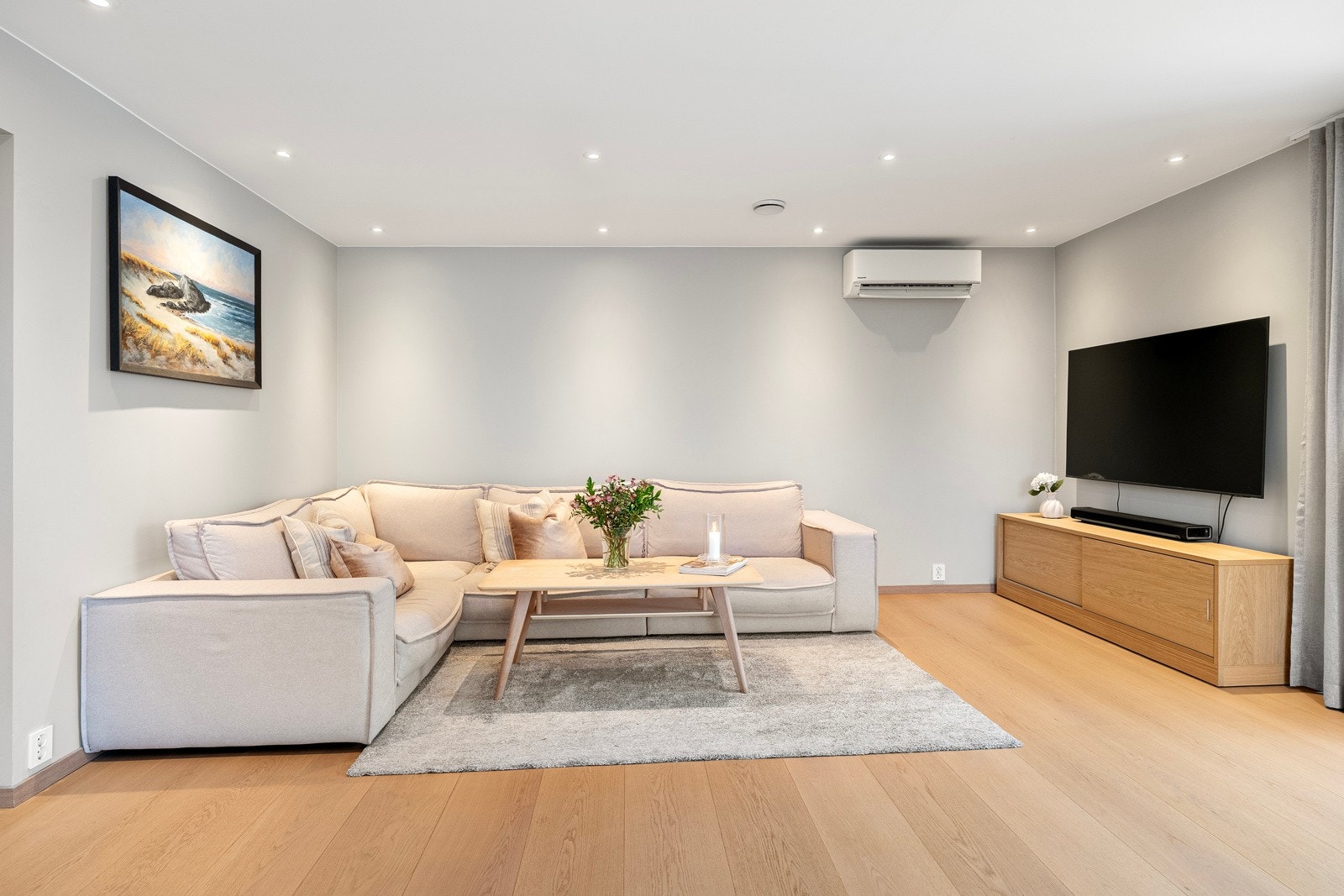 Her er det naturlig plass til både sofagruppe og spisebord, samtidig som rommet gir rom for ytterligere oppbevaring eller andre funksjoner etter behov. Galleribilde