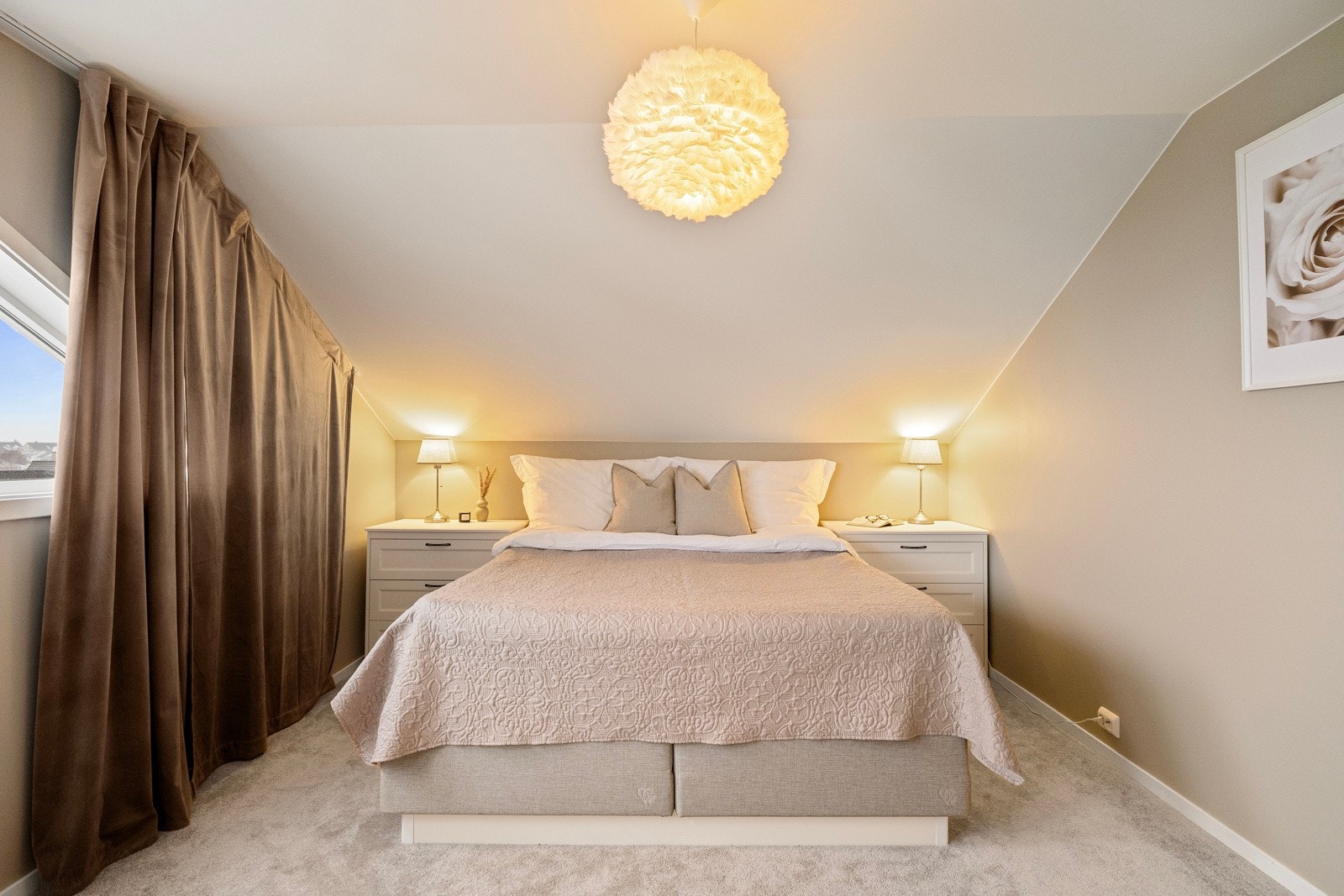 Romslig soverom med plass til dobbeltseng og oppbevaring. Soverom ikke omsøkt Galleribilde