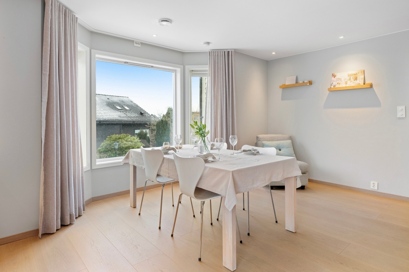 Dette er et oppholdsrom som egner seg like godt til hverdagsliv som til sosiale sammenkomster. Galleribilde