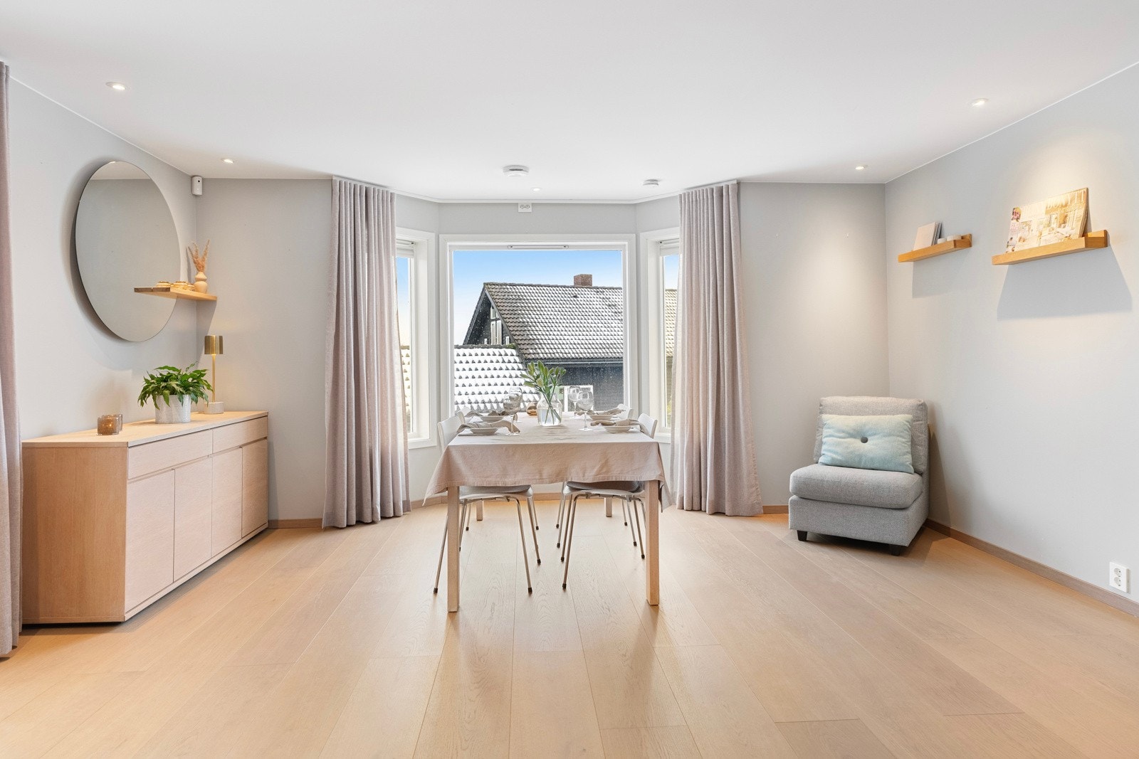 Store vindusflater slipper inn rikelig med dagslys og skaper en lys og luftig atmosfære, mens materialvalgene fremstår som tidløse og praktiske. Galleribilde