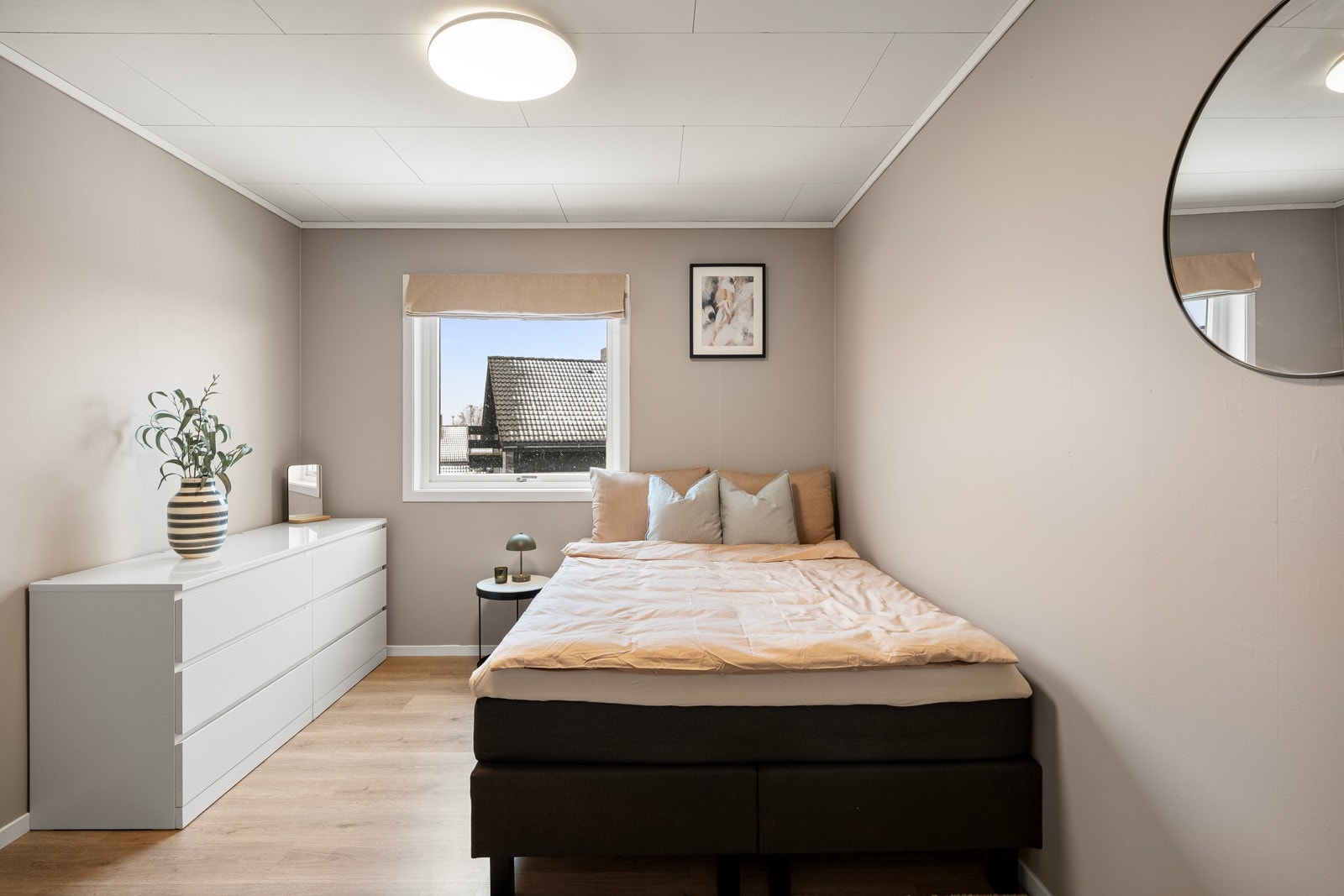 Boligen inneholder totalt syv soverom fordelt over tre etasjer. Galleribilde