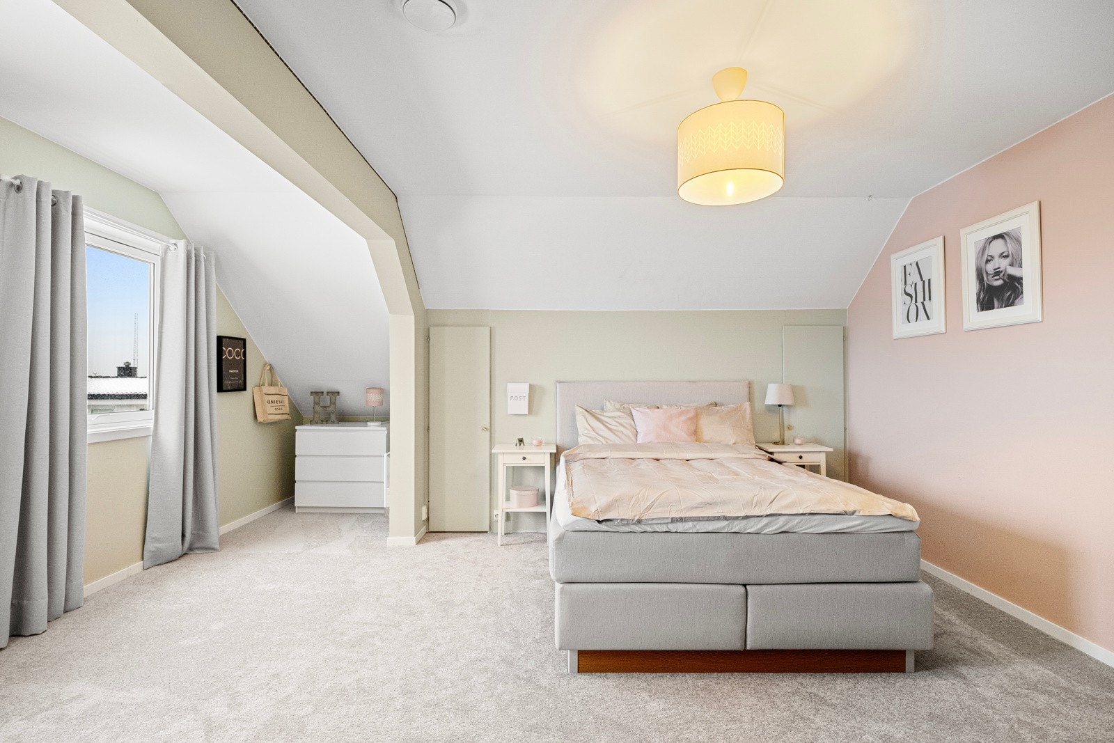 Det største soverommet har plass til både dobbeltseng og sofakrok. Soverom ikke omsøkt Galleribilde