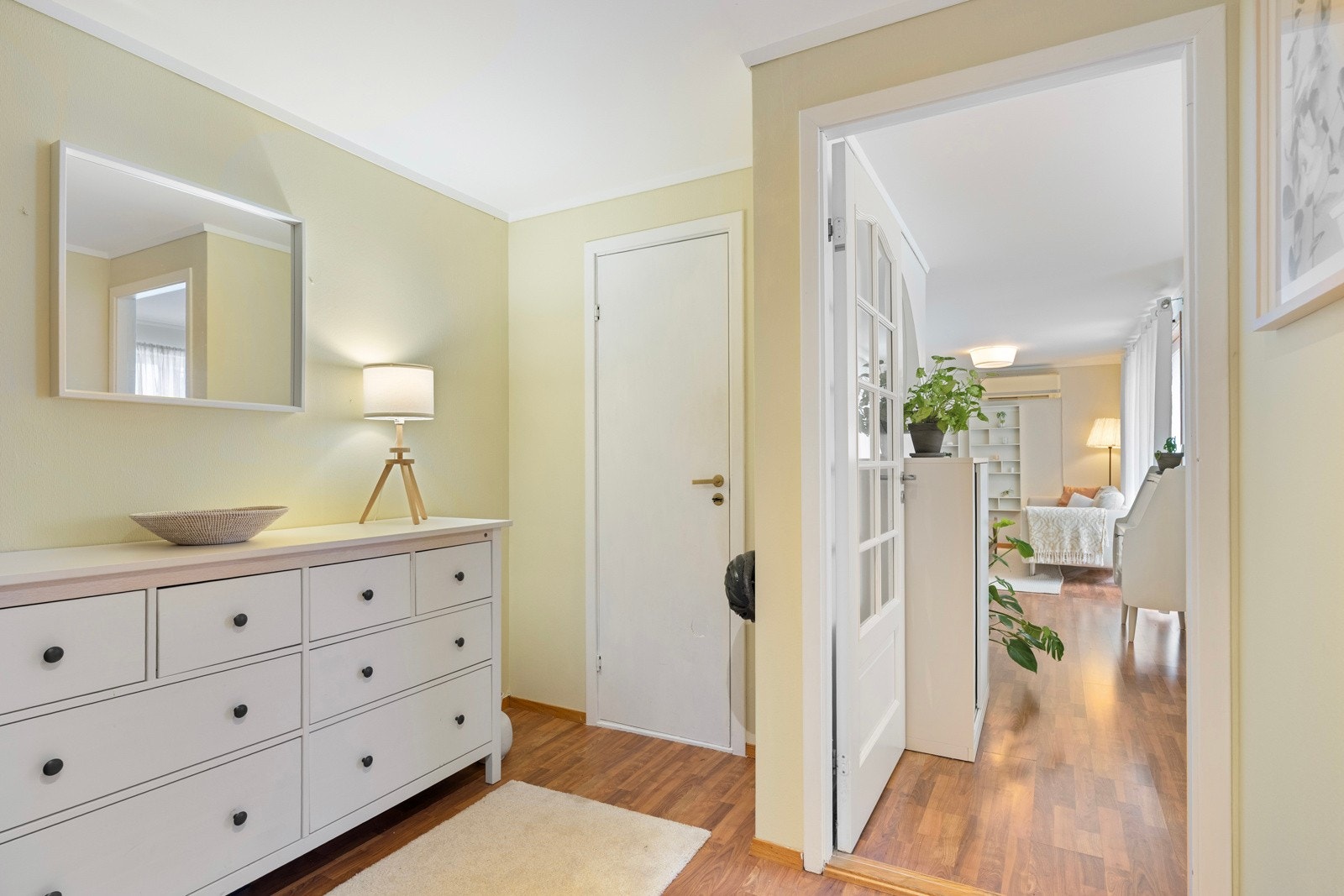 Utleiedelen i u- etasje er et attraktivt og verdifullt tillegg til eiendommen, enten man ønsker ekstra leieinntekter eller en separat boenhet for familiemedlemmer. Galleribilde