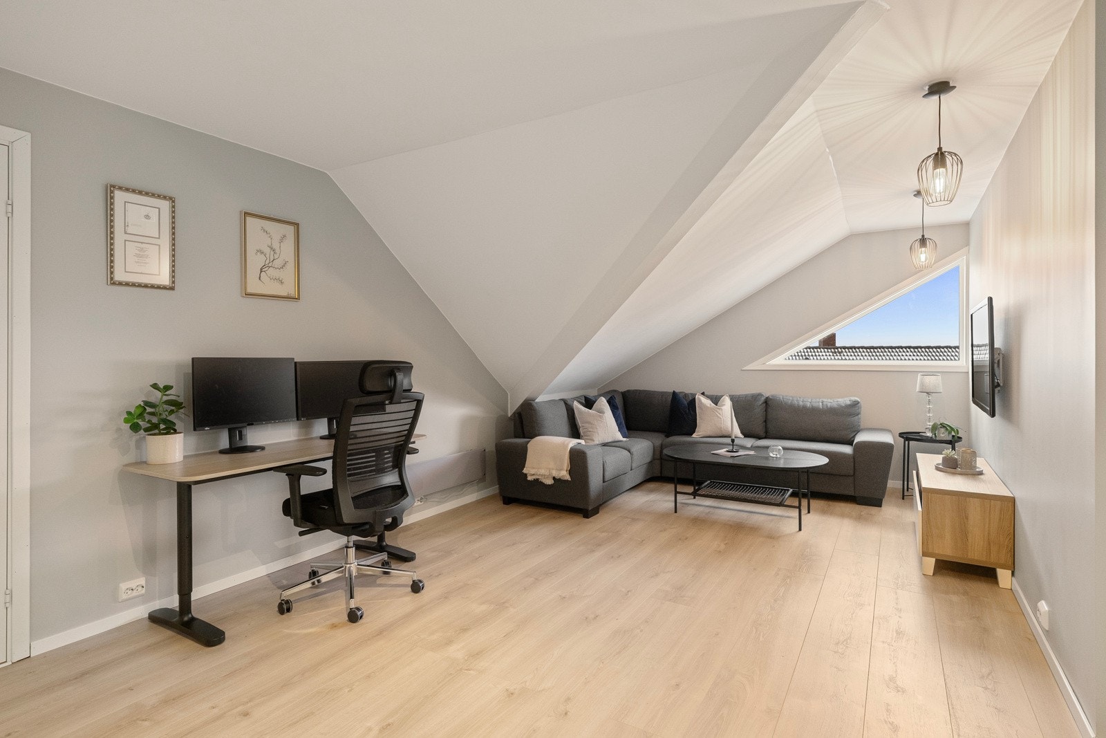 En ekstra stue i etasjen gir fleksible muligheter for å samle familien, innrede hjemmekontor eller skape et eget oppholdsrom for barna. Galleribilde