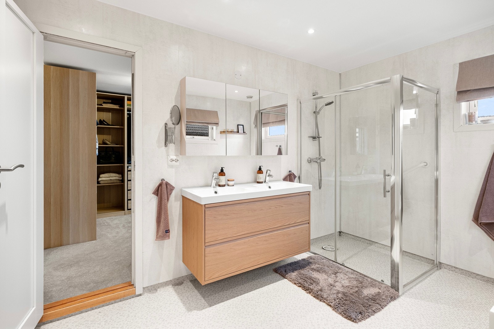 Badet har inngang via gang og et av soverommene. Galleribilde