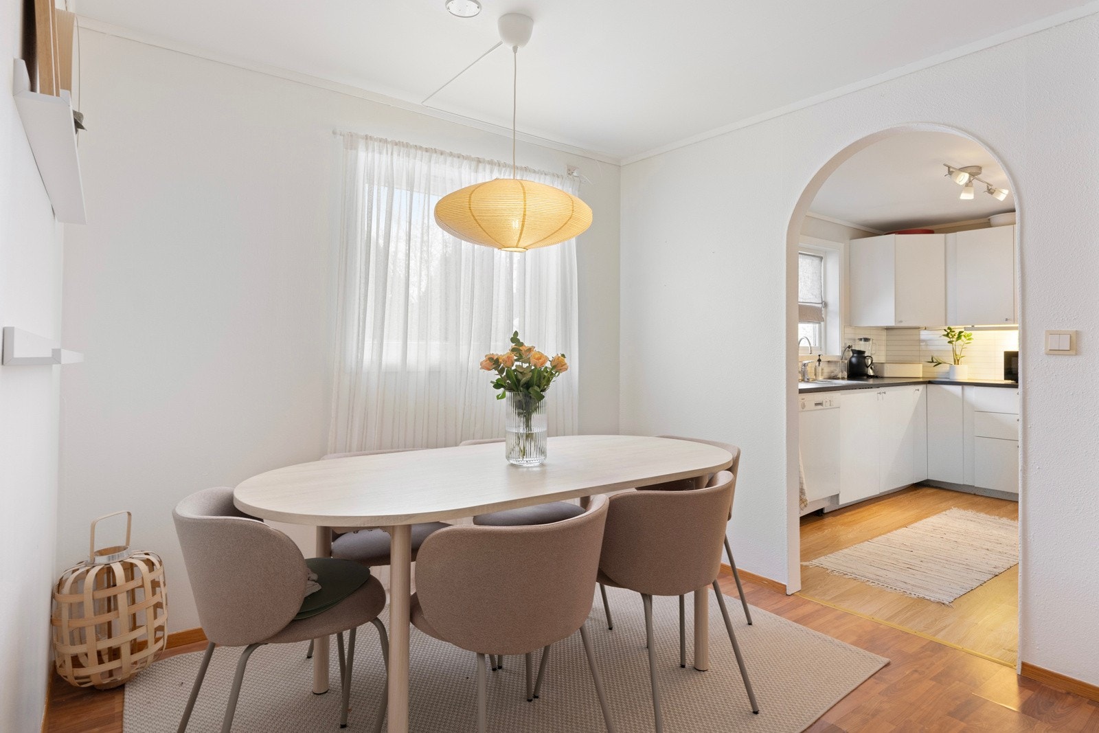 Boenheten er tilrettelagt med nødvendige fasiliteter for selvstendig bruk og fremstår som et solid og fleksibelt supplement til hovedboligen. Galleribilde